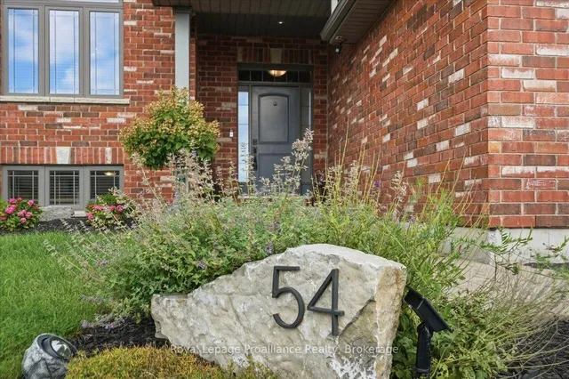 54 Cavendish Dr, Belleville 4