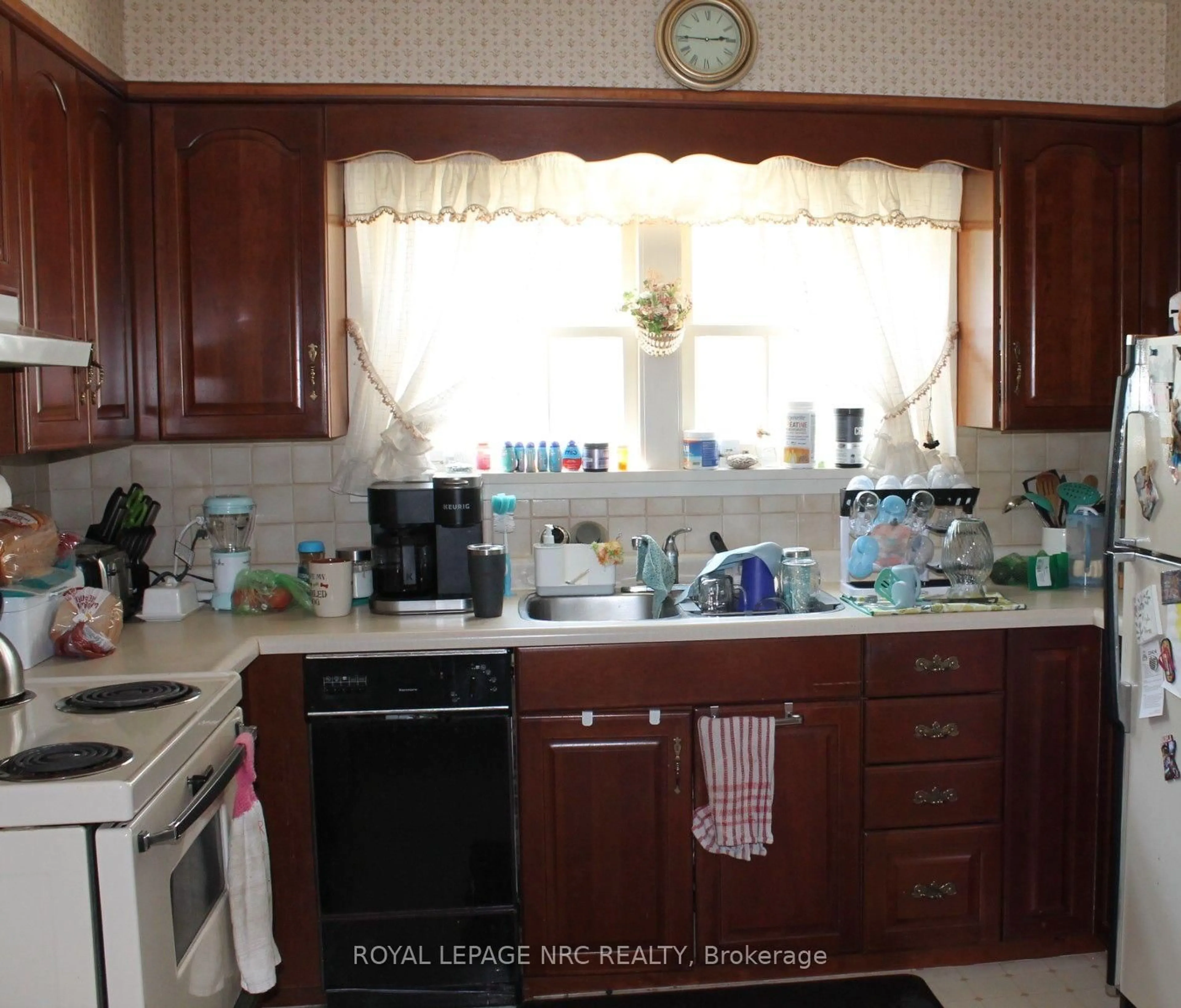 Standard kitchen, unknown for 19 Lakeshore Rd, Port Colborne Ontario L3K 2S2
