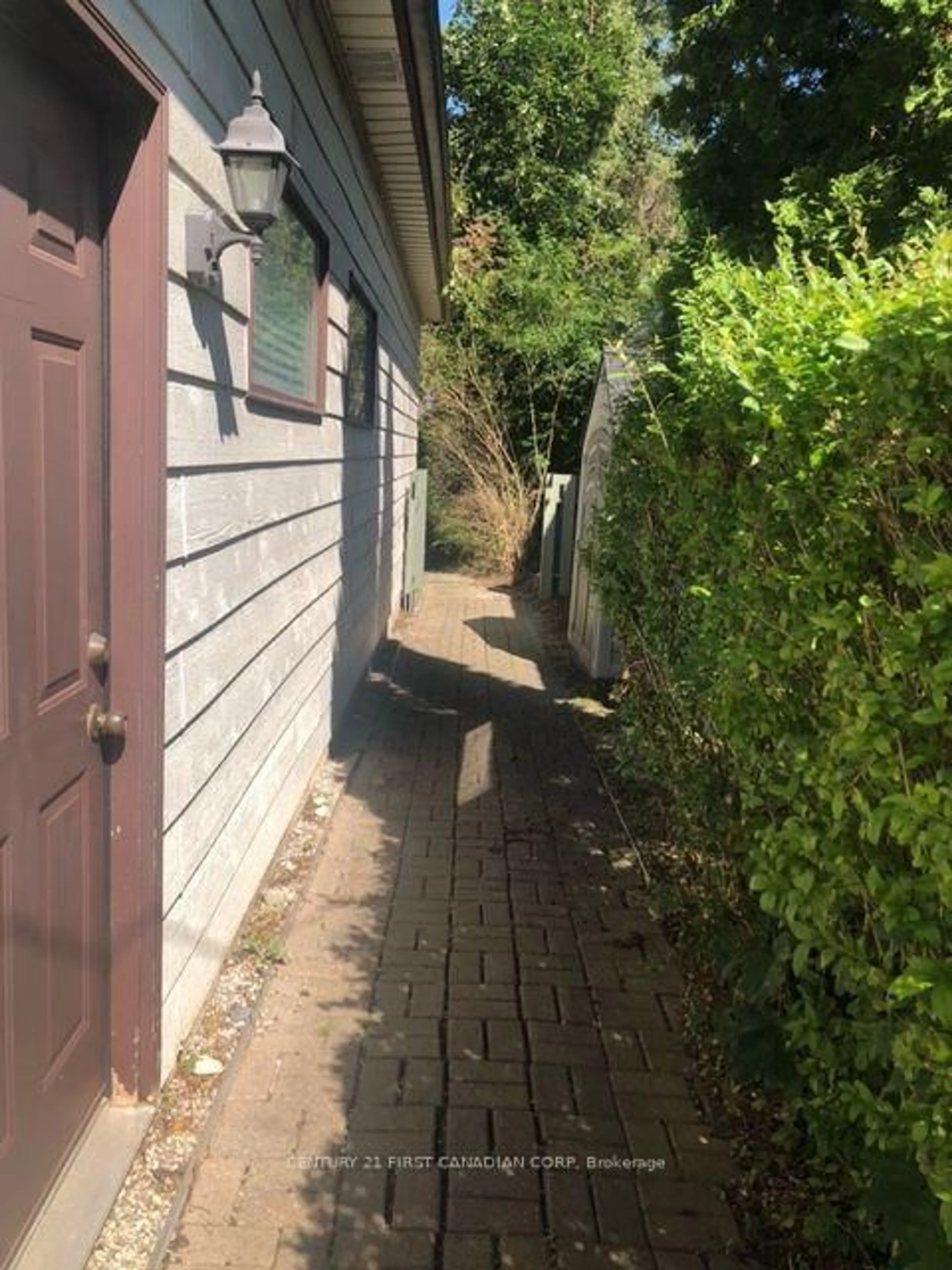A pic from outside/outdoor area/front of a property/back of a property/a pic from drone, street for 1806 Parkhurst Ave, London East Ontario N5V 2C3