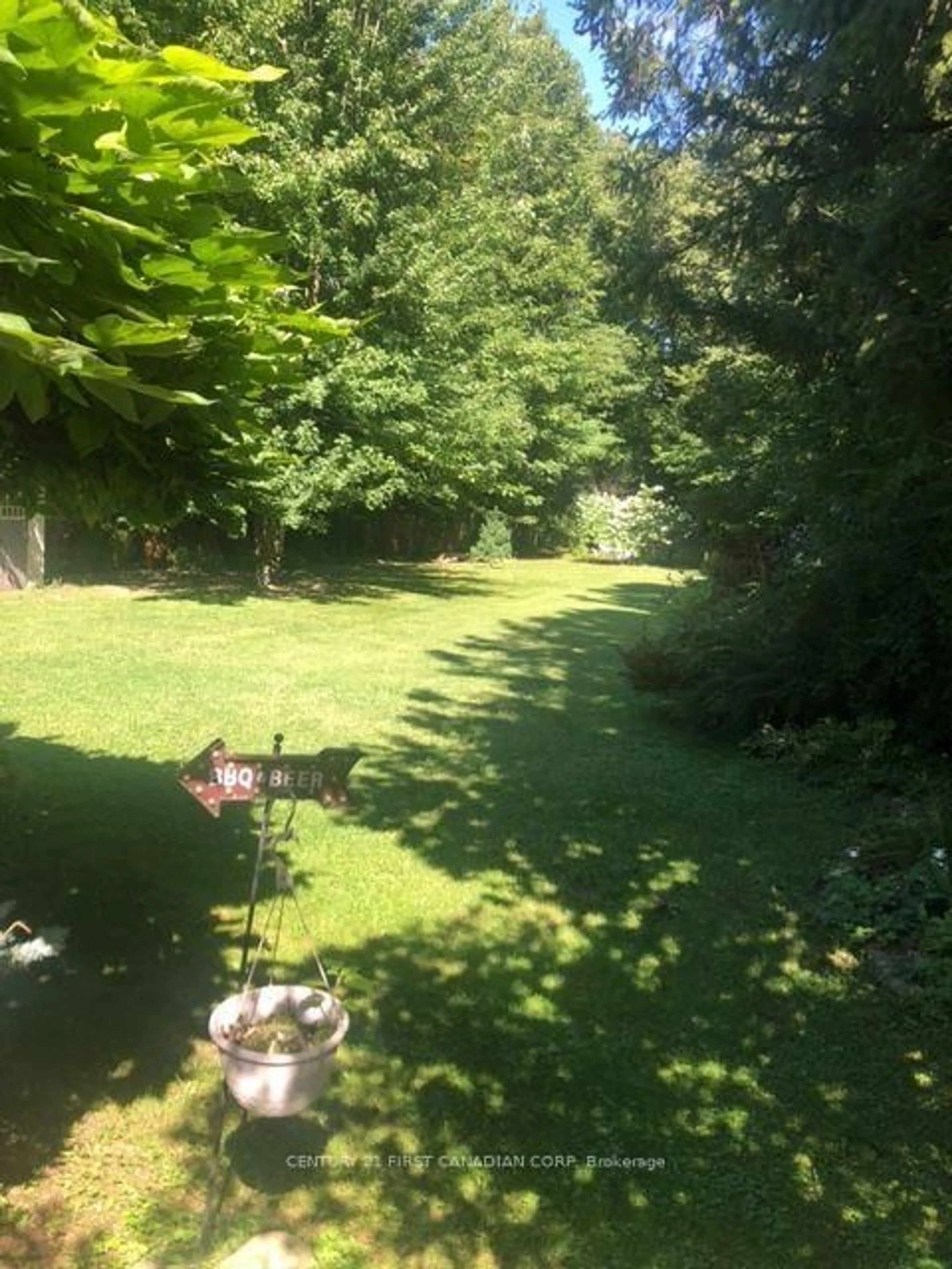 A pic from outside/outdoor area/front of a property/back of a property/a pic from drone, forest/trees view for 1806 Parkhurst Ave, London East Ontario N5V 2C3