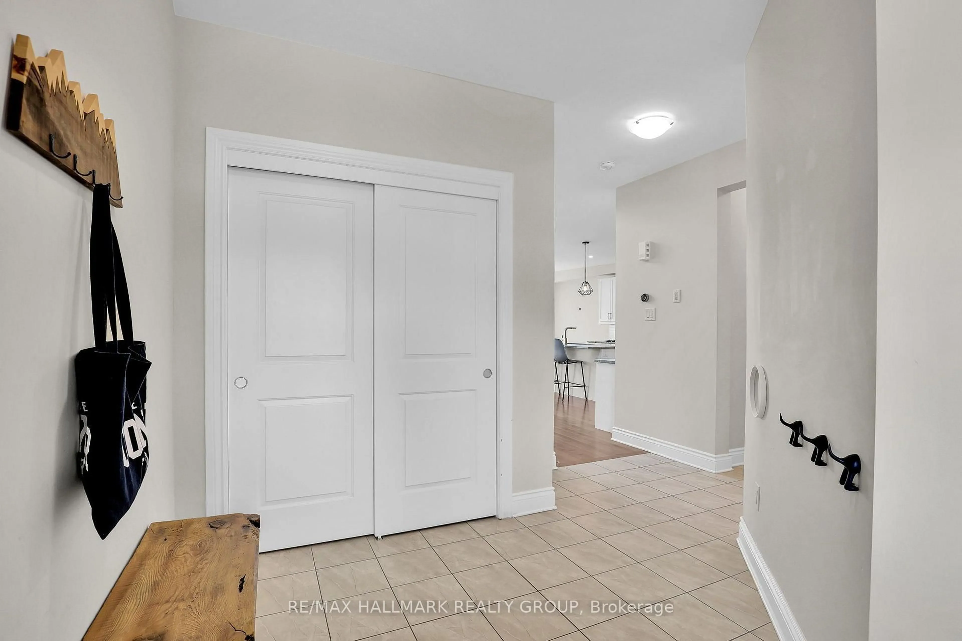 Indoor entryway for 58 Zaatiik Grve, Ottawa Ontario K1X 0E5
