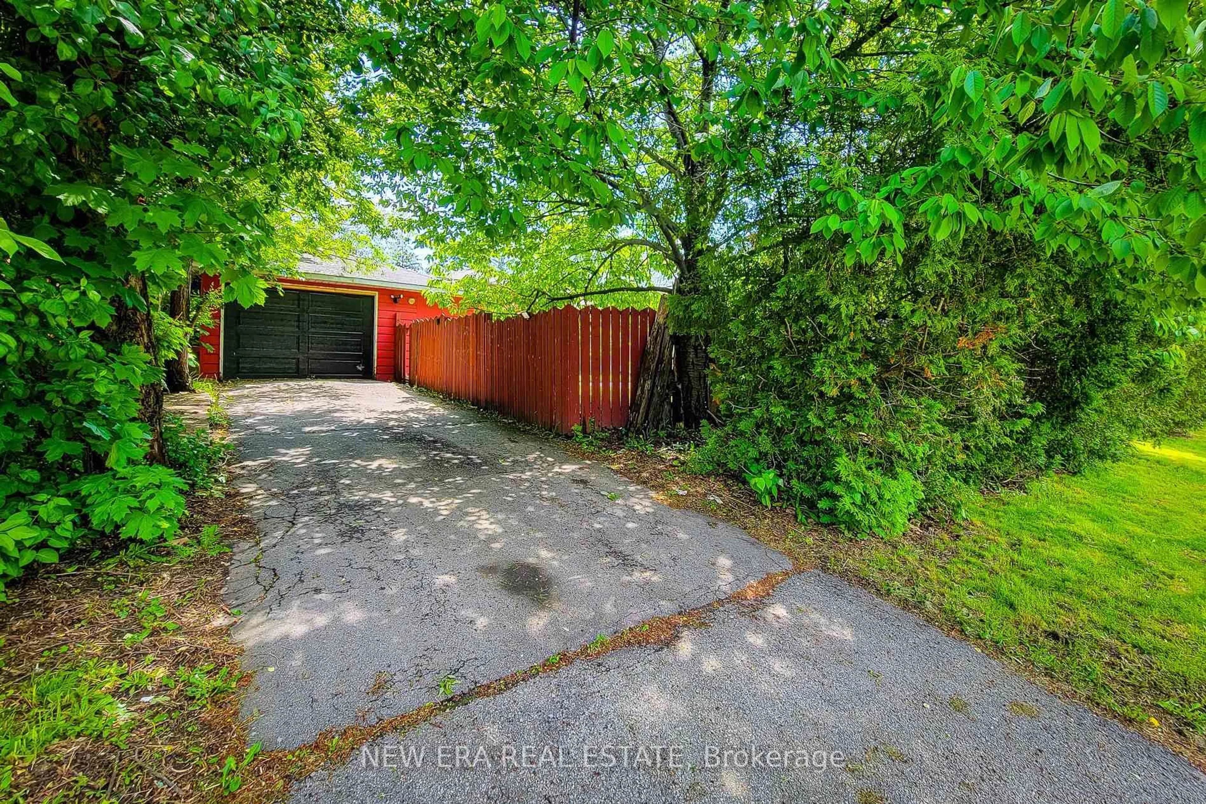 A pic from outside/outdoor area/front of a property/back of a property/a pic from drone, street for 1 Vera Crt, Hamilton Ontario L8K 4G7