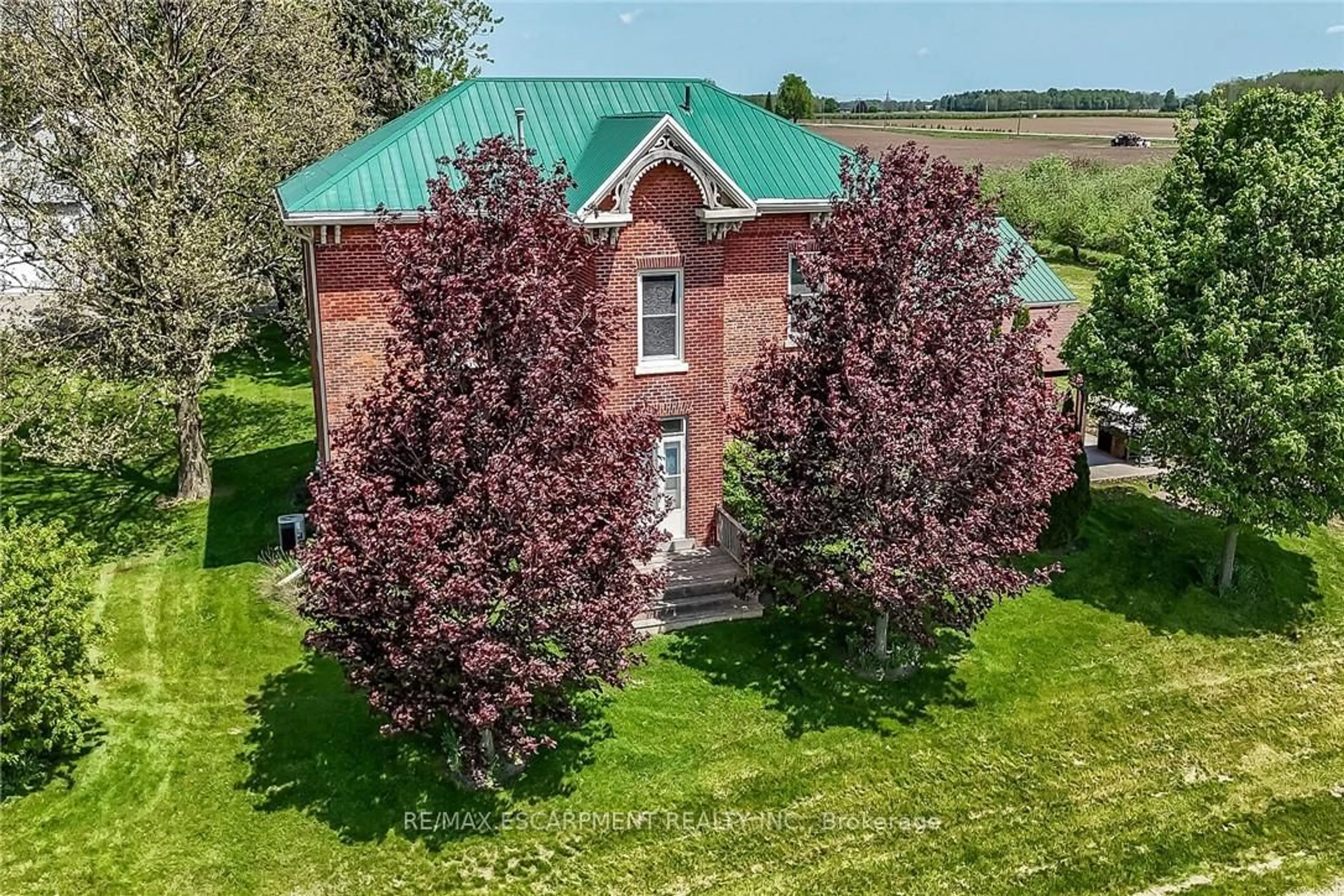 A pic from outside/outdoor area/front of a property/back of a property/a pic from drone, building for 903 Concession 13 Townsend Rd, Norfolk Ontario N3Y 4K3