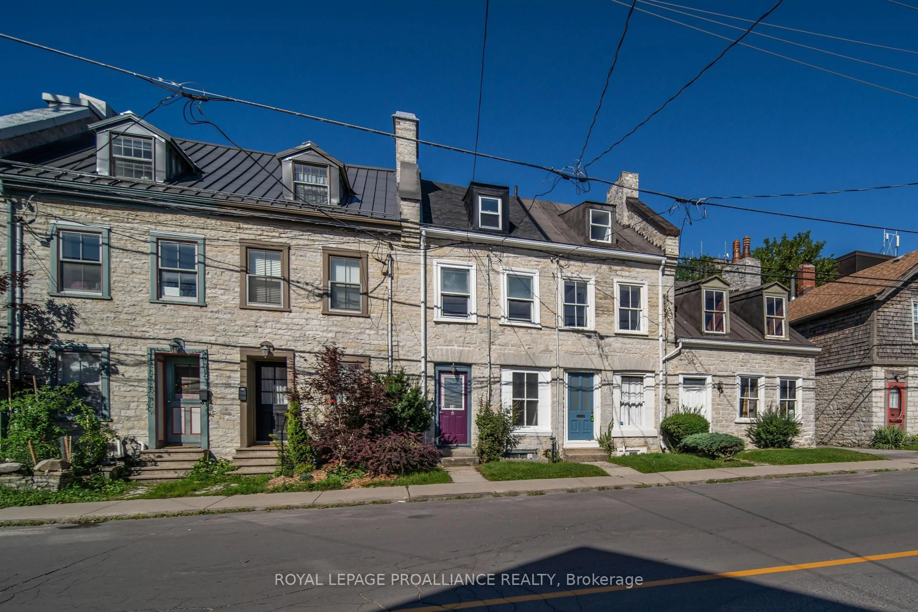 A pic from outside/outdoor area/front of a property/back of a property/a pic from drone, street for 10 Rideau St, Kingston Ontario K7K 2Z6