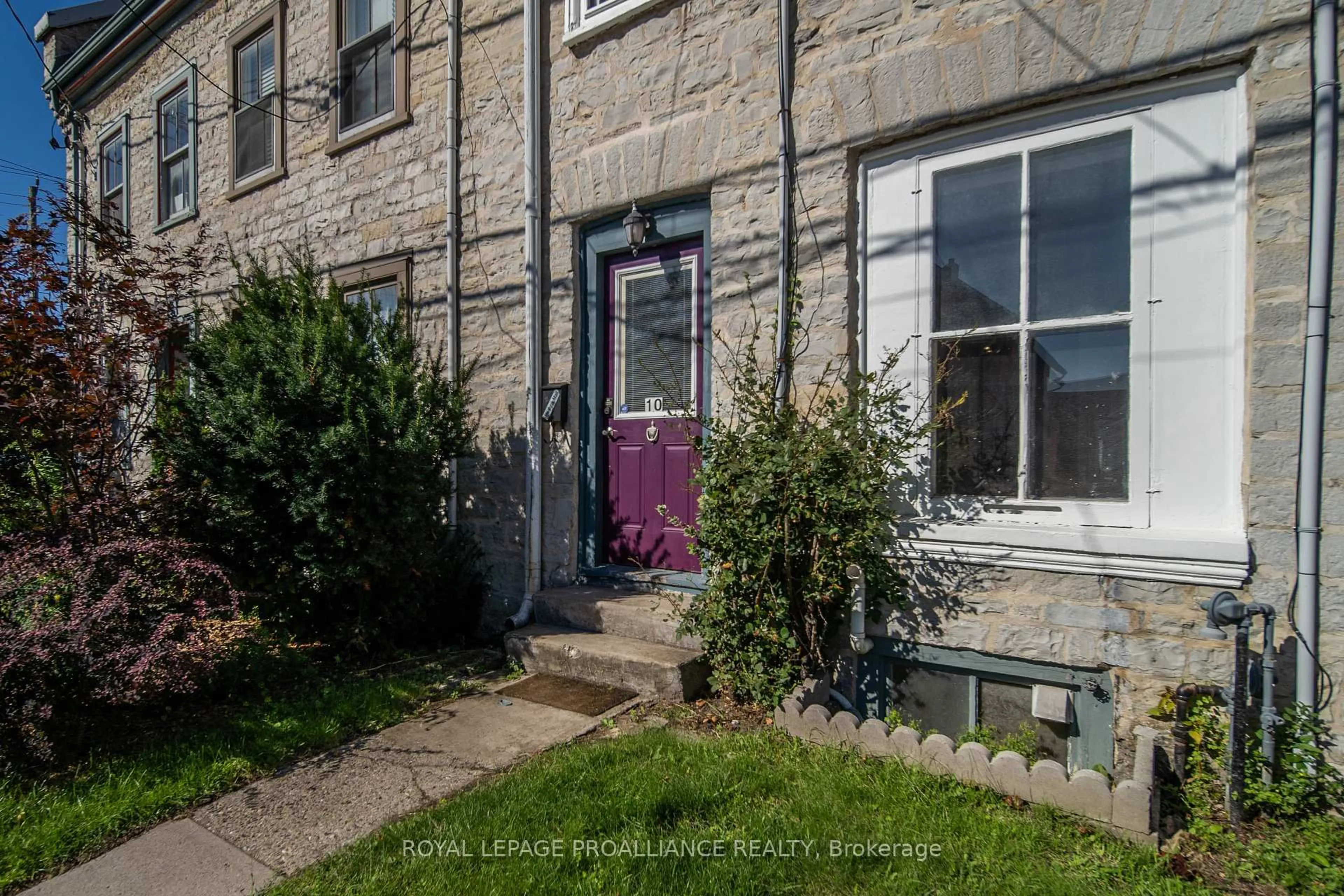 A pic from outside/outdoor area/front of a property/back of a property/a pic from drone, street for 10 Rideau St, Kingston Ontario K7K 2Z6