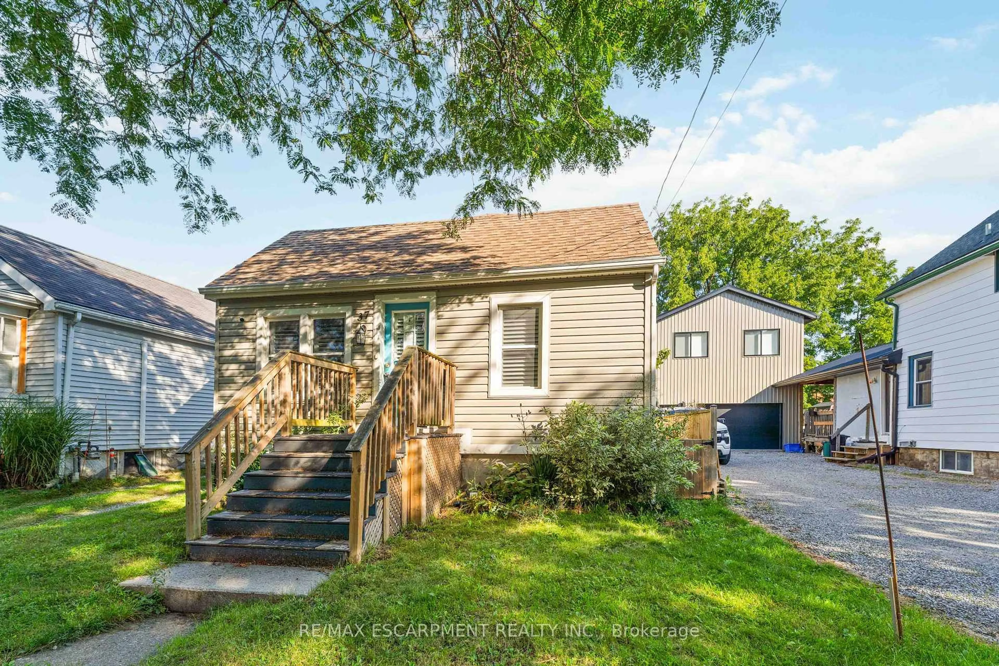 Home with vinyl exterior material, street for 37 Maplecrest Ave, St. Catharines Ontario L2T 1A7