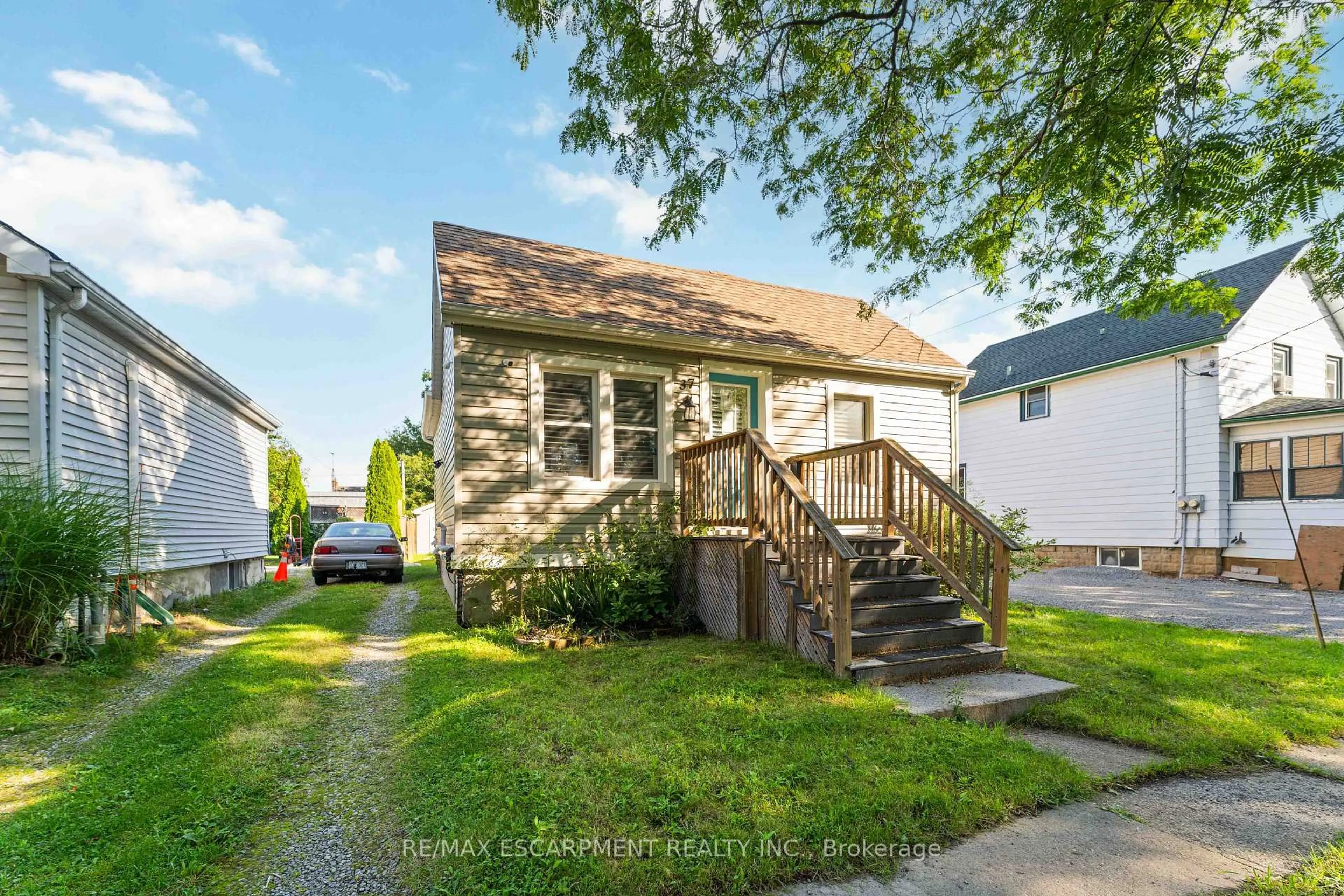 Unknown for 37 Maplecrest Ave, St. Catharines Ontario L2T 1A7