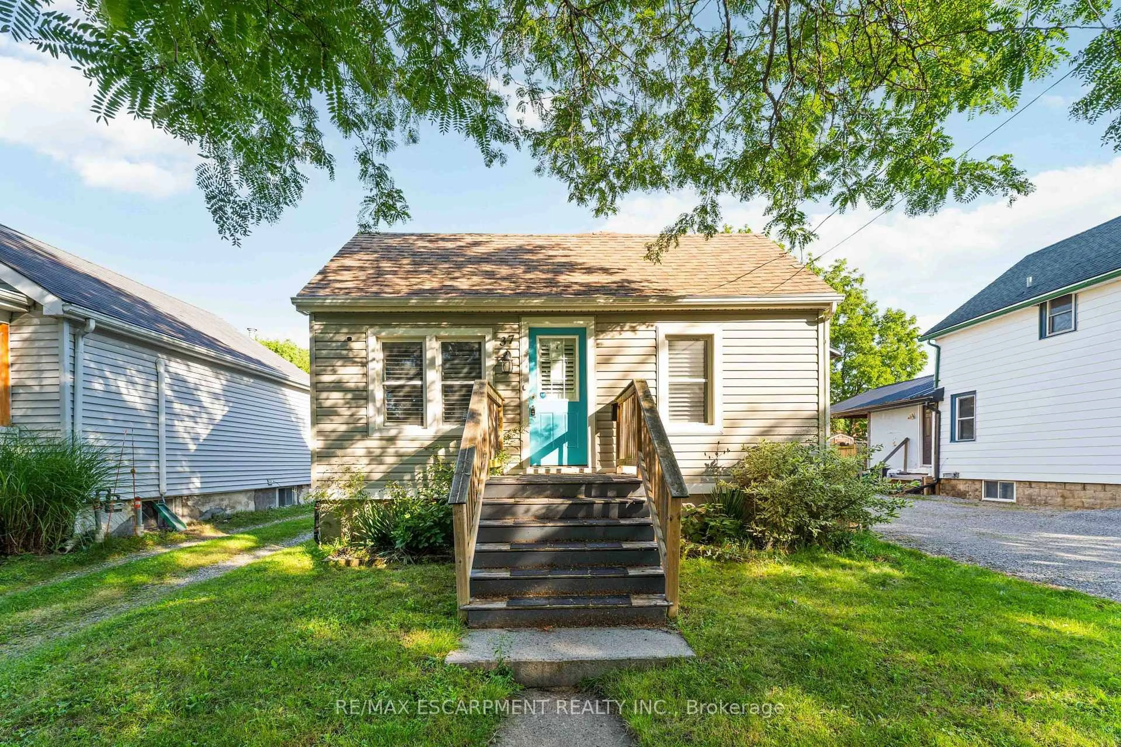 Home with vinyl exterior material, street for 37 Maplecrest Ave, St. Catharines Ontario L2T 1A7