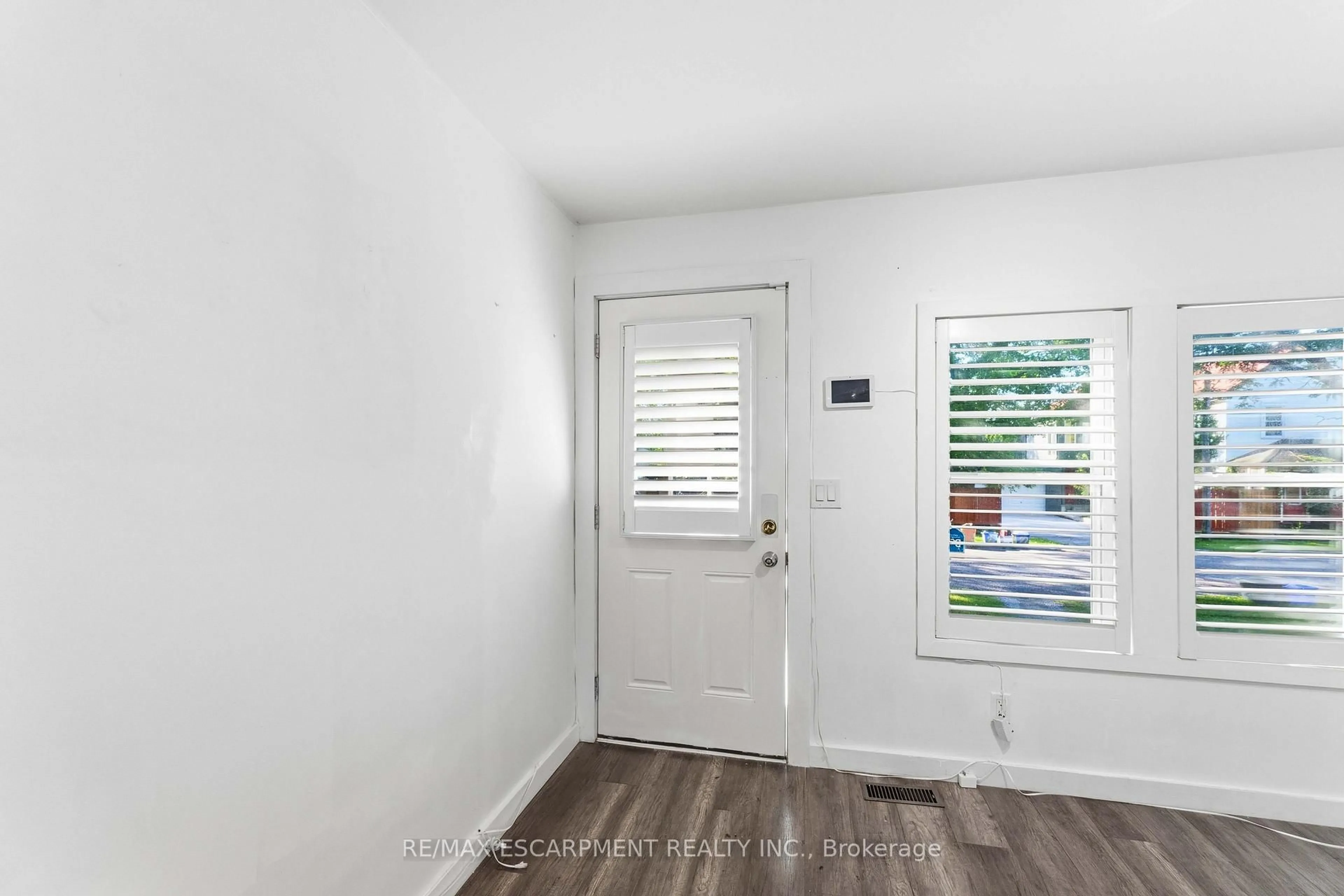 Indoor entryway for 37 Maplecrest Ave, St. Catharines Ontario L2T 1A7