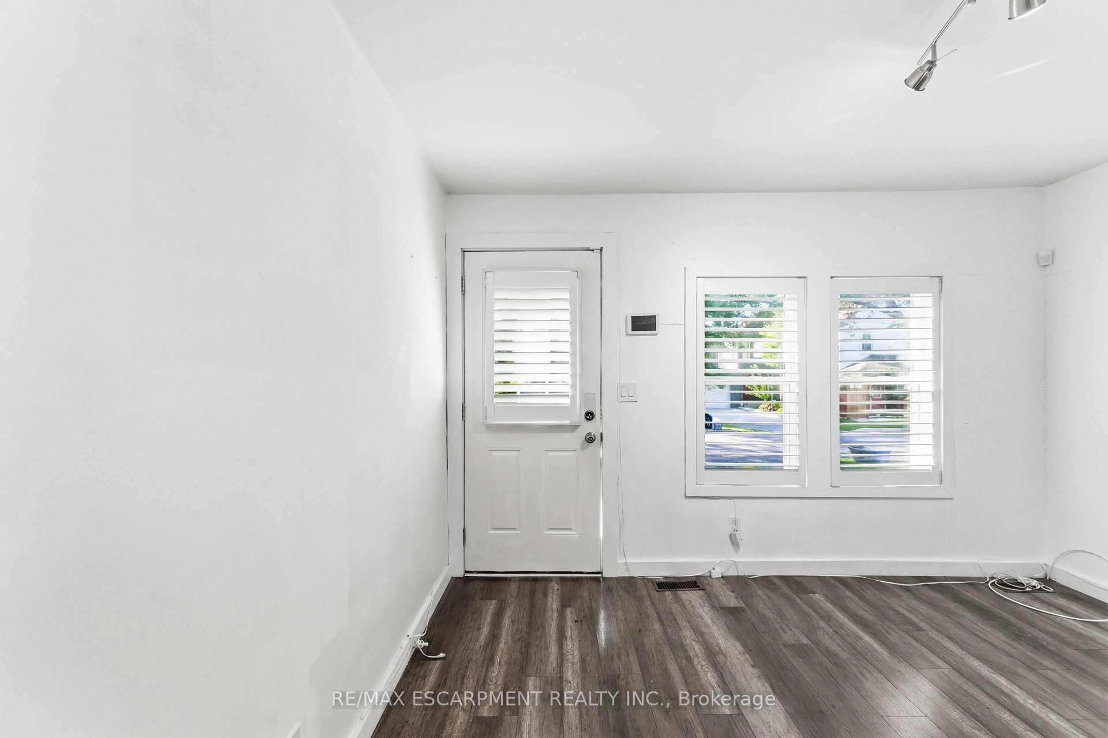 Indoor entryway for 37 Maplecrest Ave, St. Catharines Ontario L2T 1A7