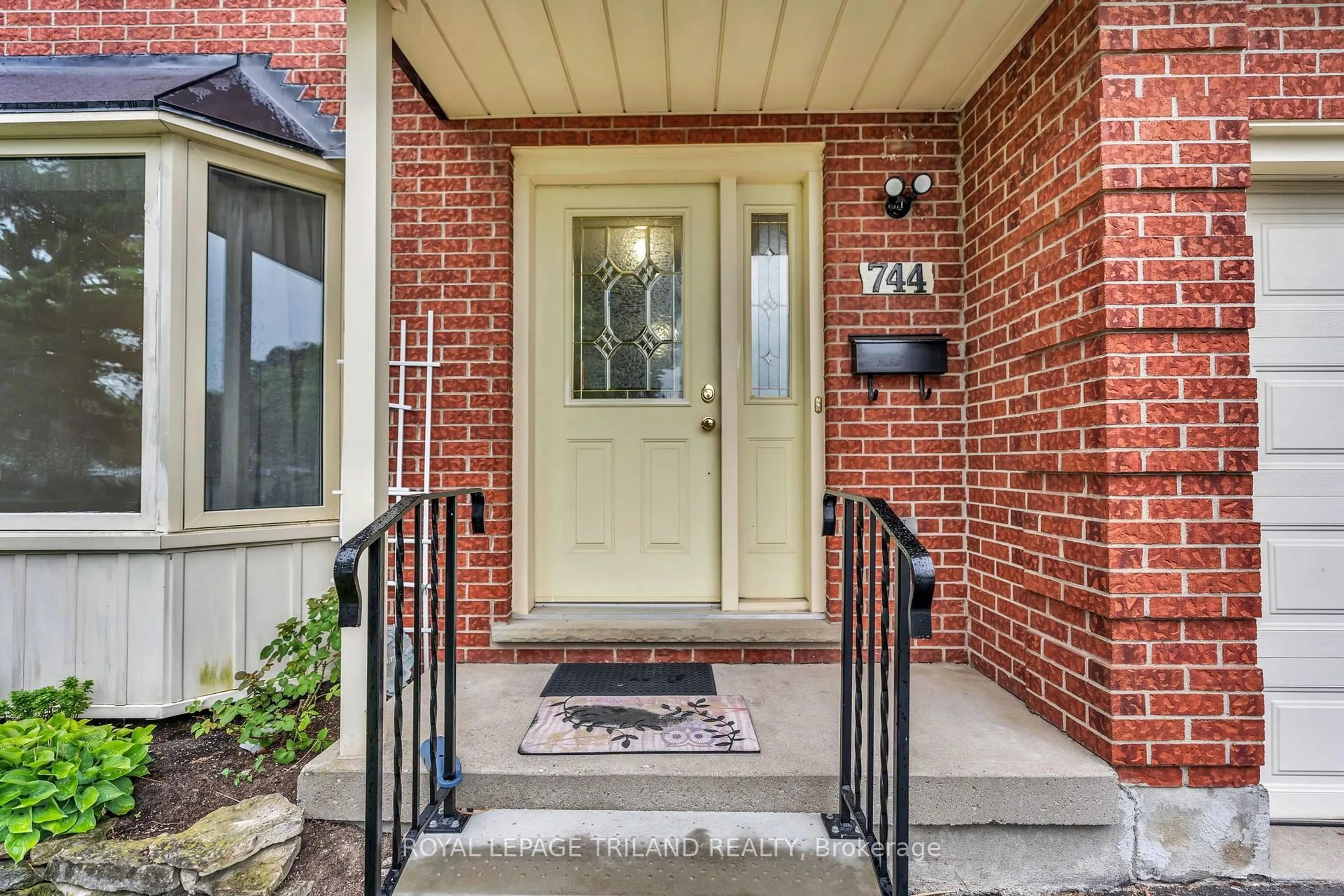 Indoor entryway for 744 Classic Dr, London East Ontario N5W 5T5