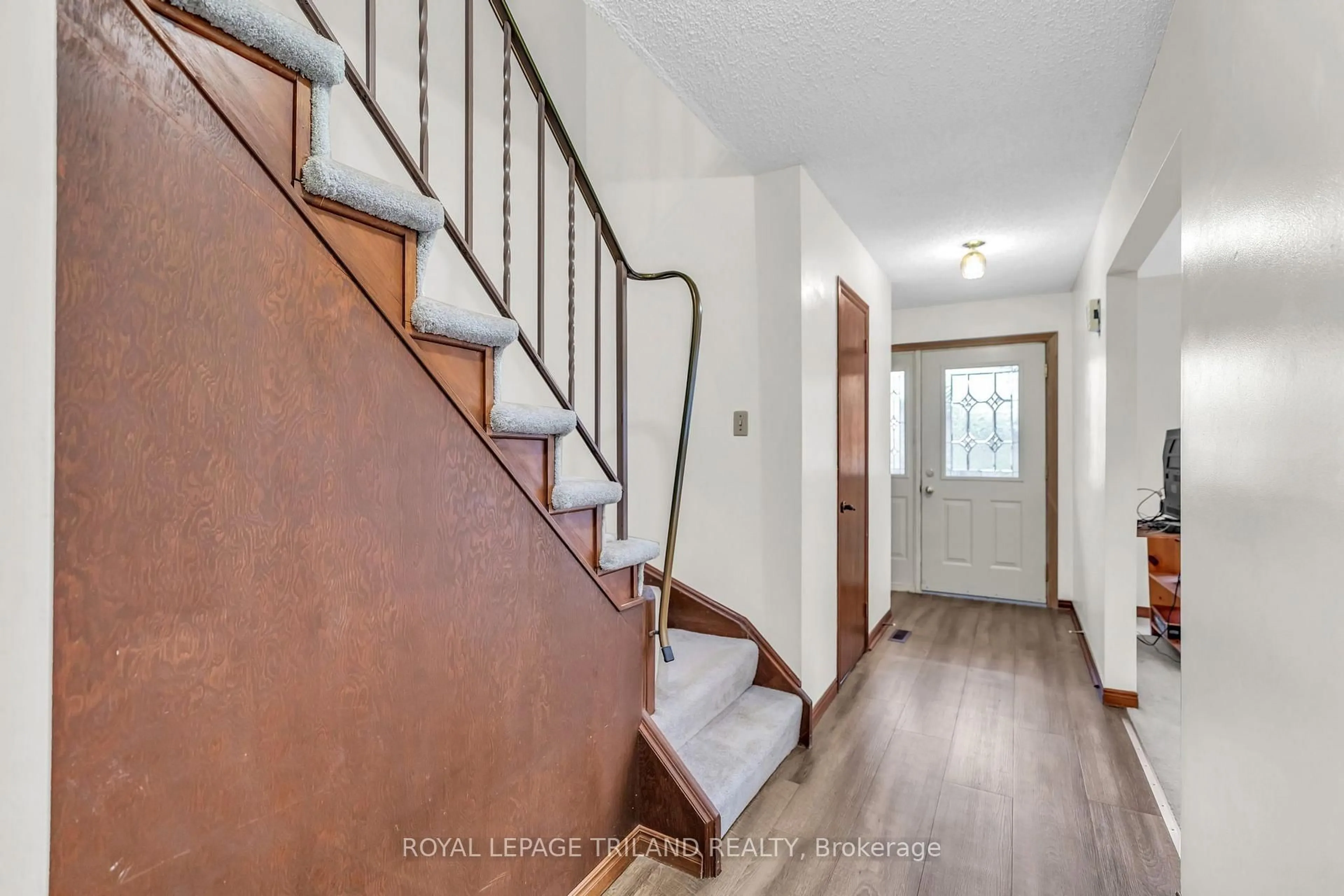 Indoor entryway for 744 Classic Dr, London East Ontario N5W 5T5