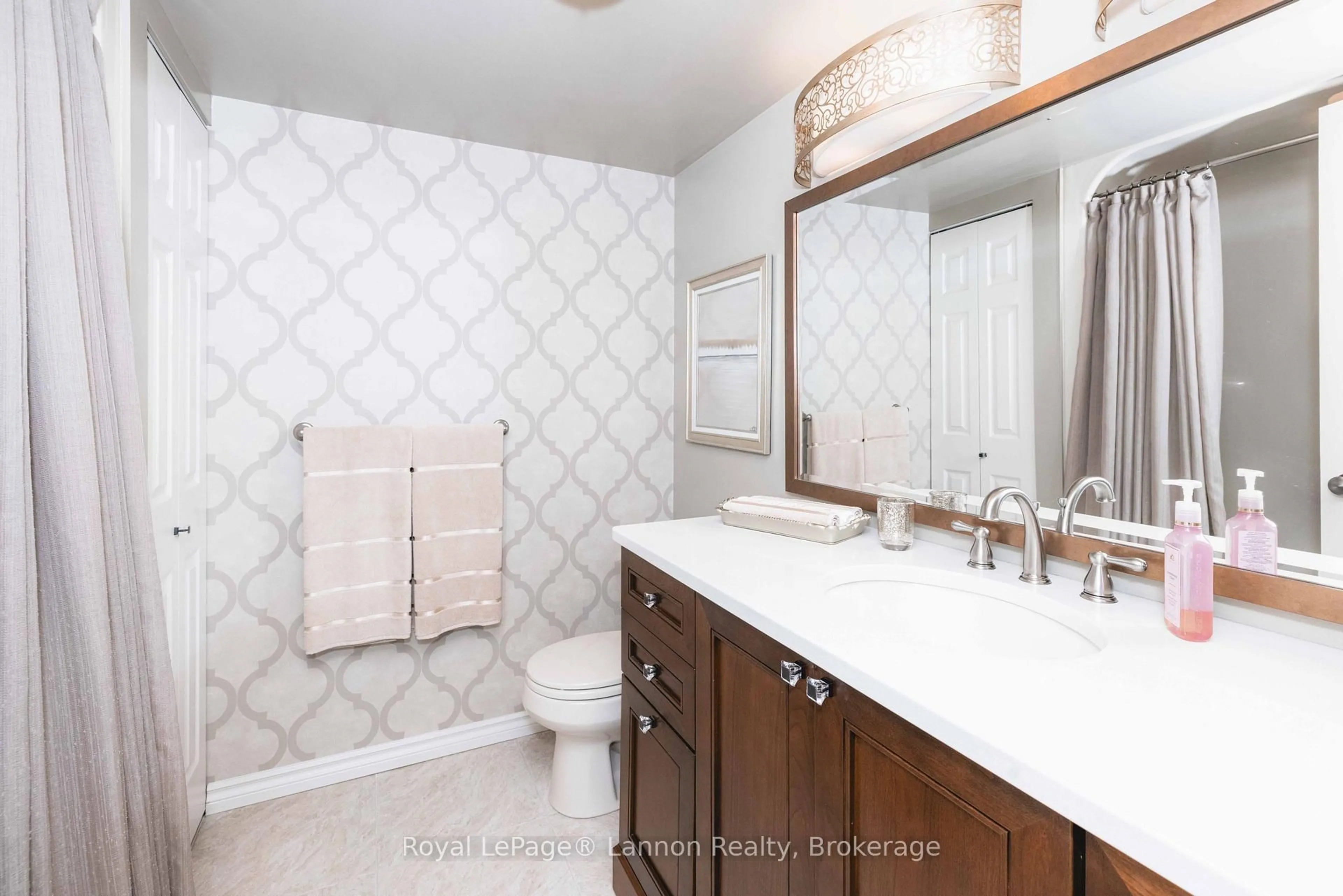 Contemporary bathroom, ceramic/tile floor for 500 TOLEDO St #303, Thunder Bay Ontario P7A 8A6