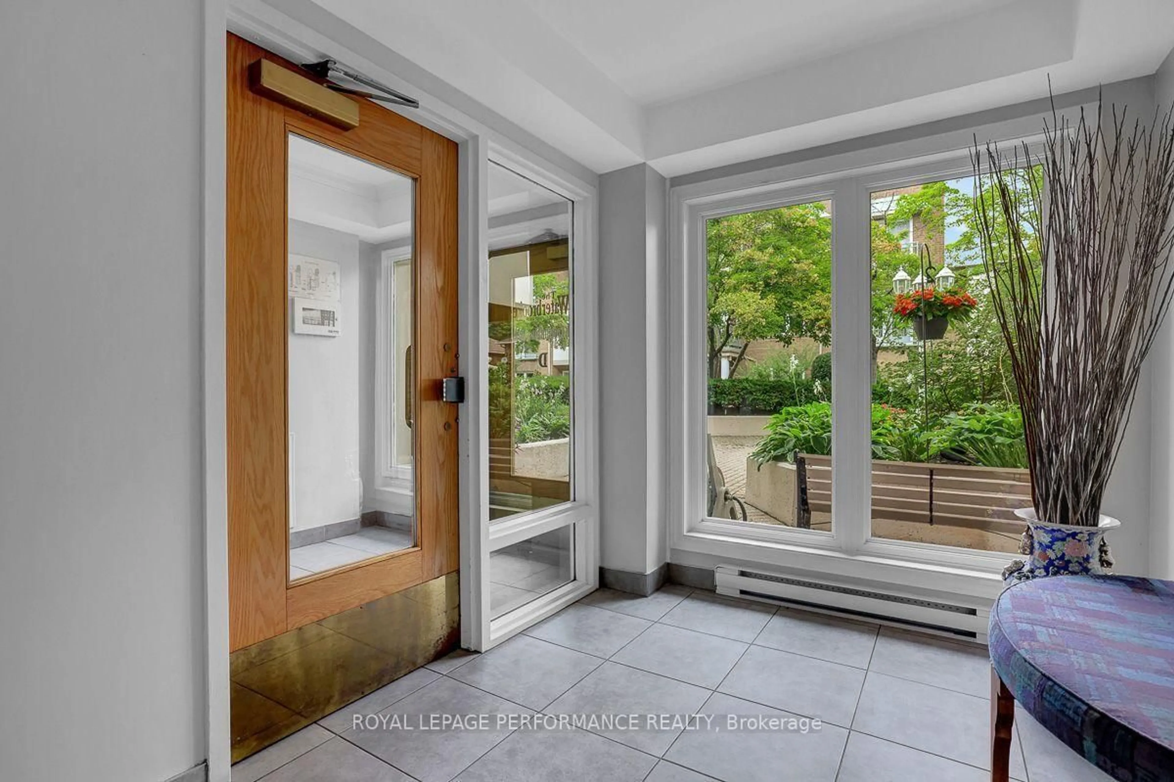 Indoor entryway for 1 Columbus Ave #401D, Ottawa Ontario K1K 4L1