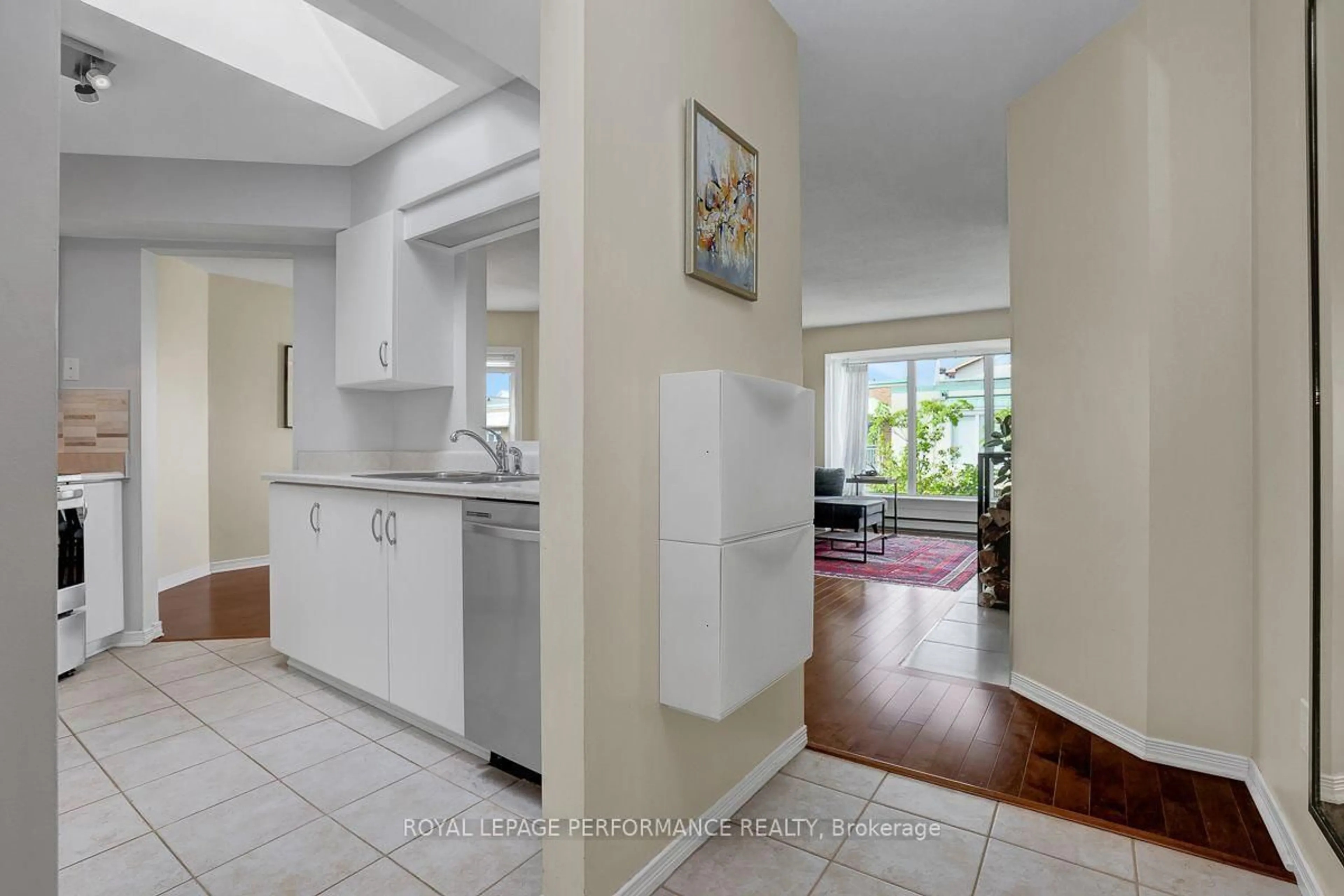 Indoor entryway for 1 Columbus Ave #401D, Ottawa Ontario K1K 4L1