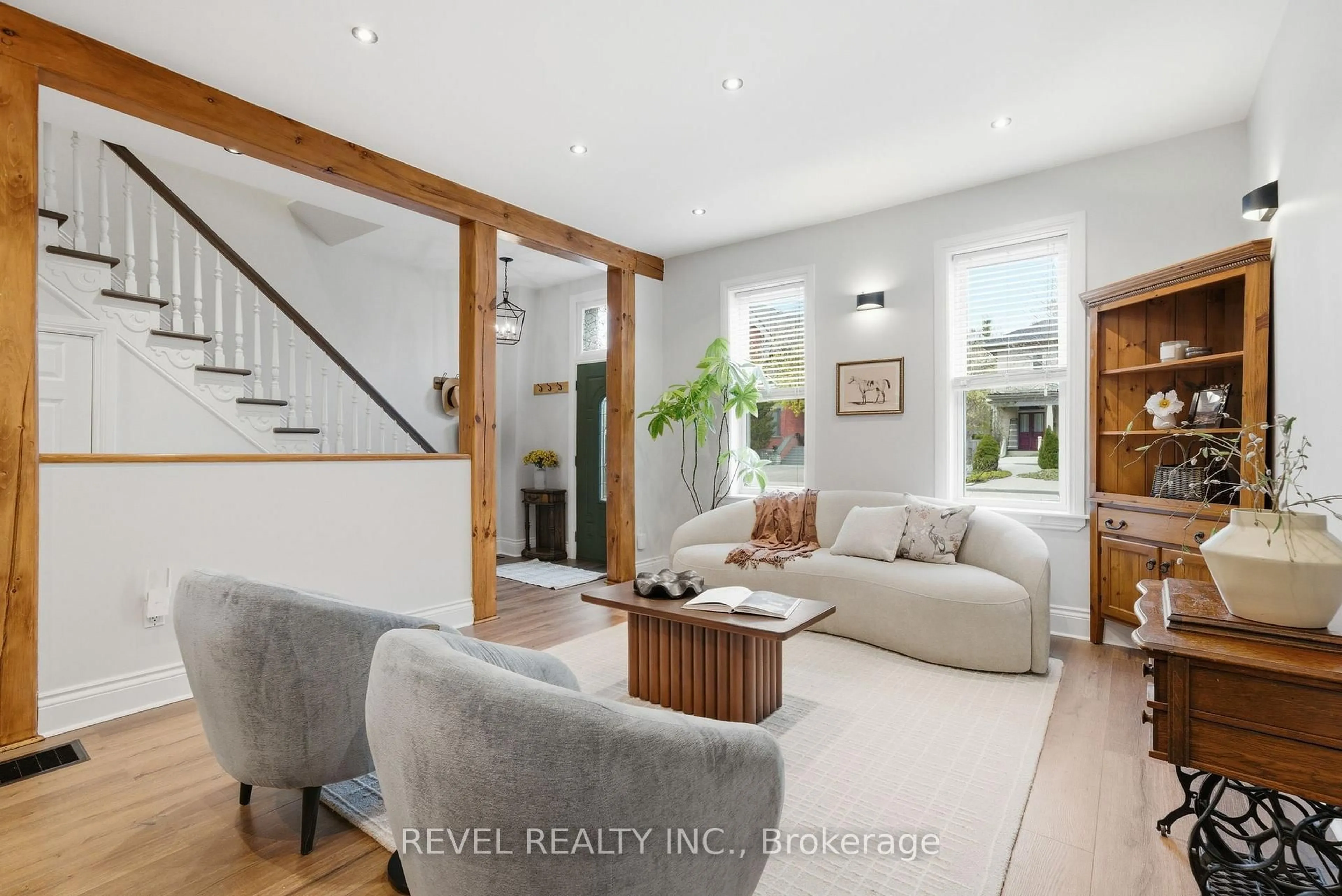 Living room with furniture, unknown for 52 Cambridge St, Kawartha Lakes Ontario K9V 4C7