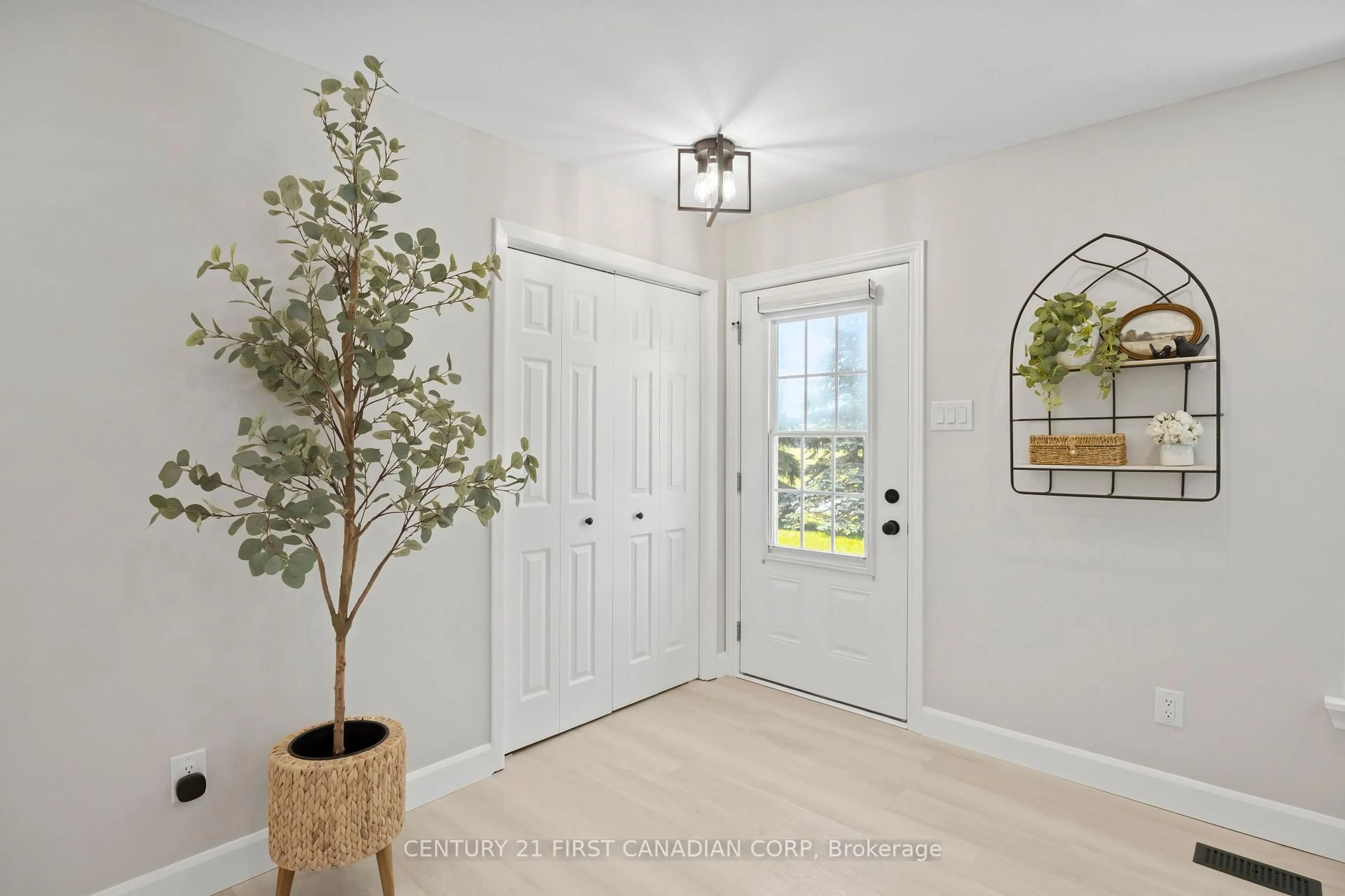 Indoor entryway for 34314 Denfield Rd, Lucan Biddulph Ontario N0M 2J0