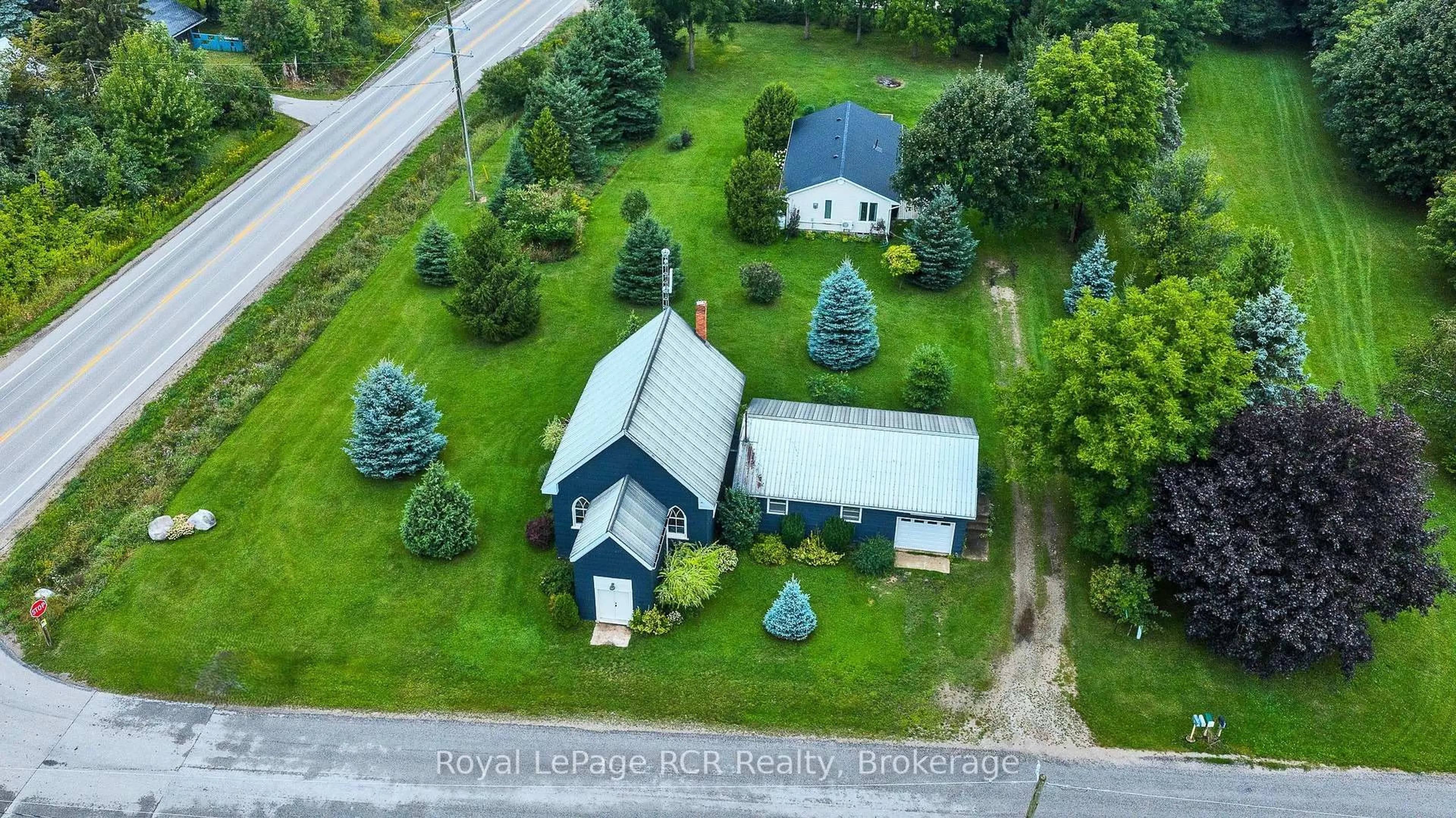 A pic from outside/outdoor area/front of a property/back of a property/a pic from drone, street for 046285 Old Mail Rd, Meaford Ontario N4L 1W7