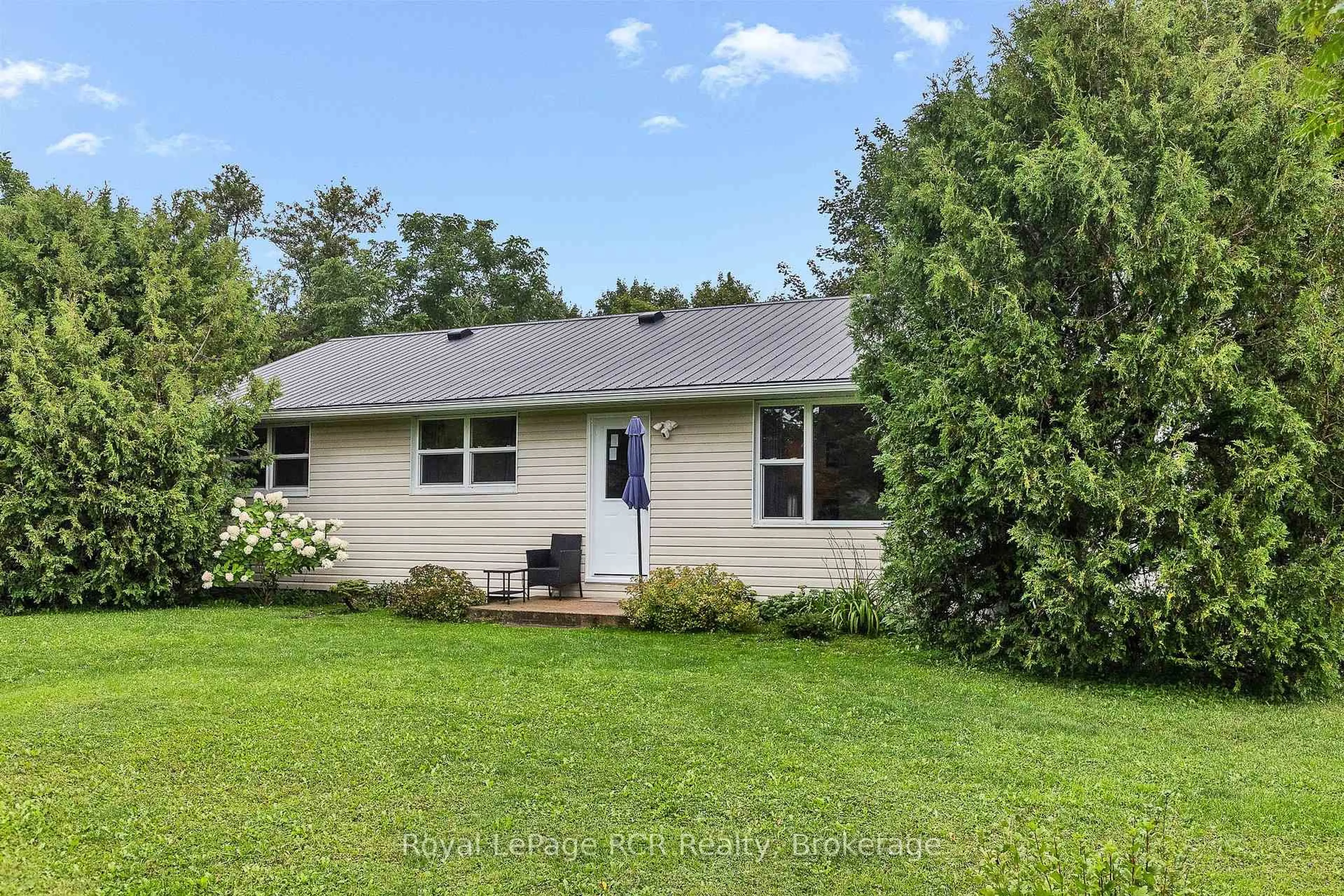 Home with vinyl exterior material, street for 046285 Old Mail Rd, Meaford Ontario N4L 1W7