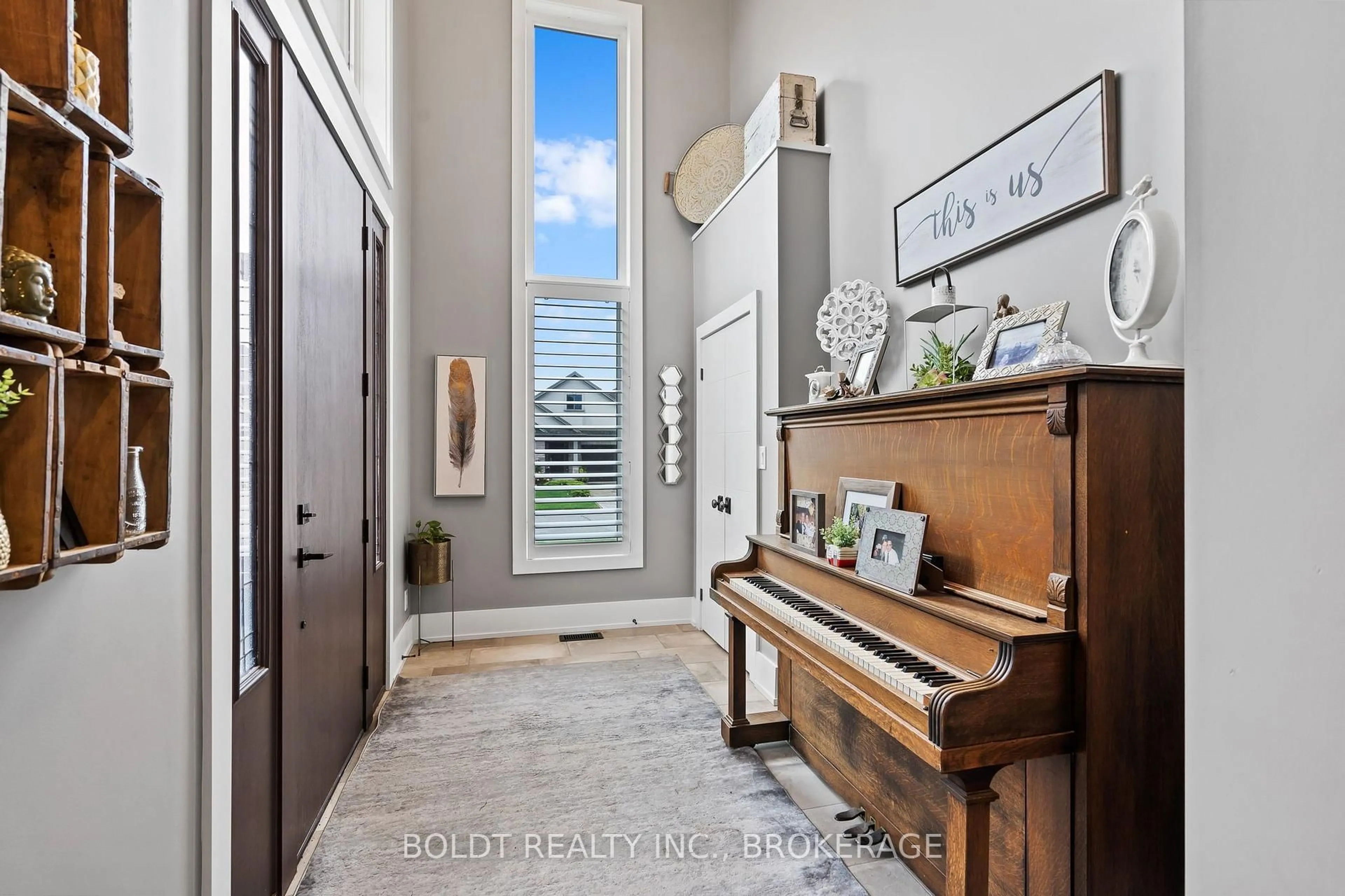 Indoor entryway for 90 Videl Cres, St. Catharines Ontario L2W 0A2