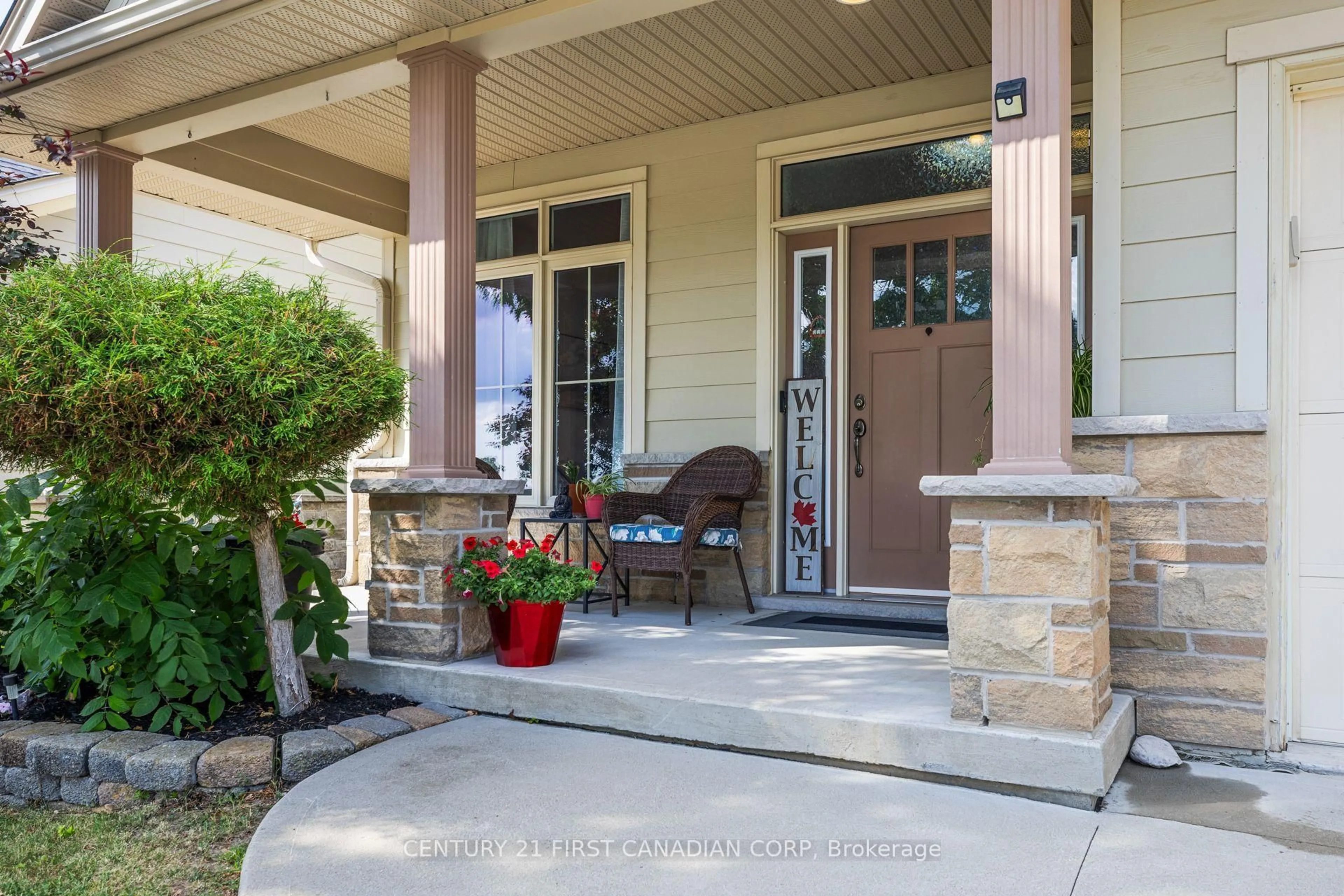 Indoor entryway for 292 Walnut St, Lucan Biddulph Ontario N0M 2J0