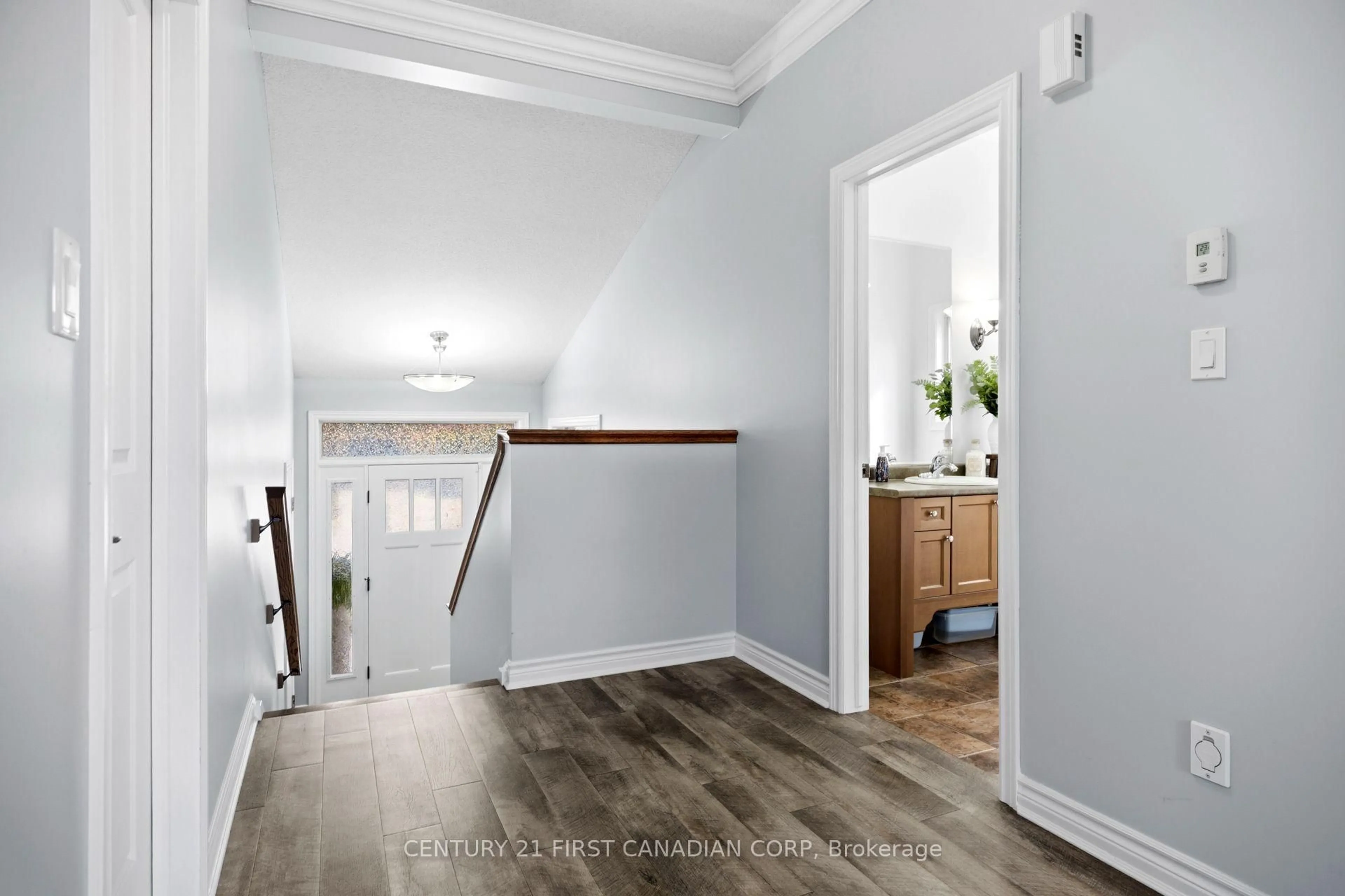 Indoor entryway for 292 Walnut St, Lucan Biddulph Ontario N0M 2J0