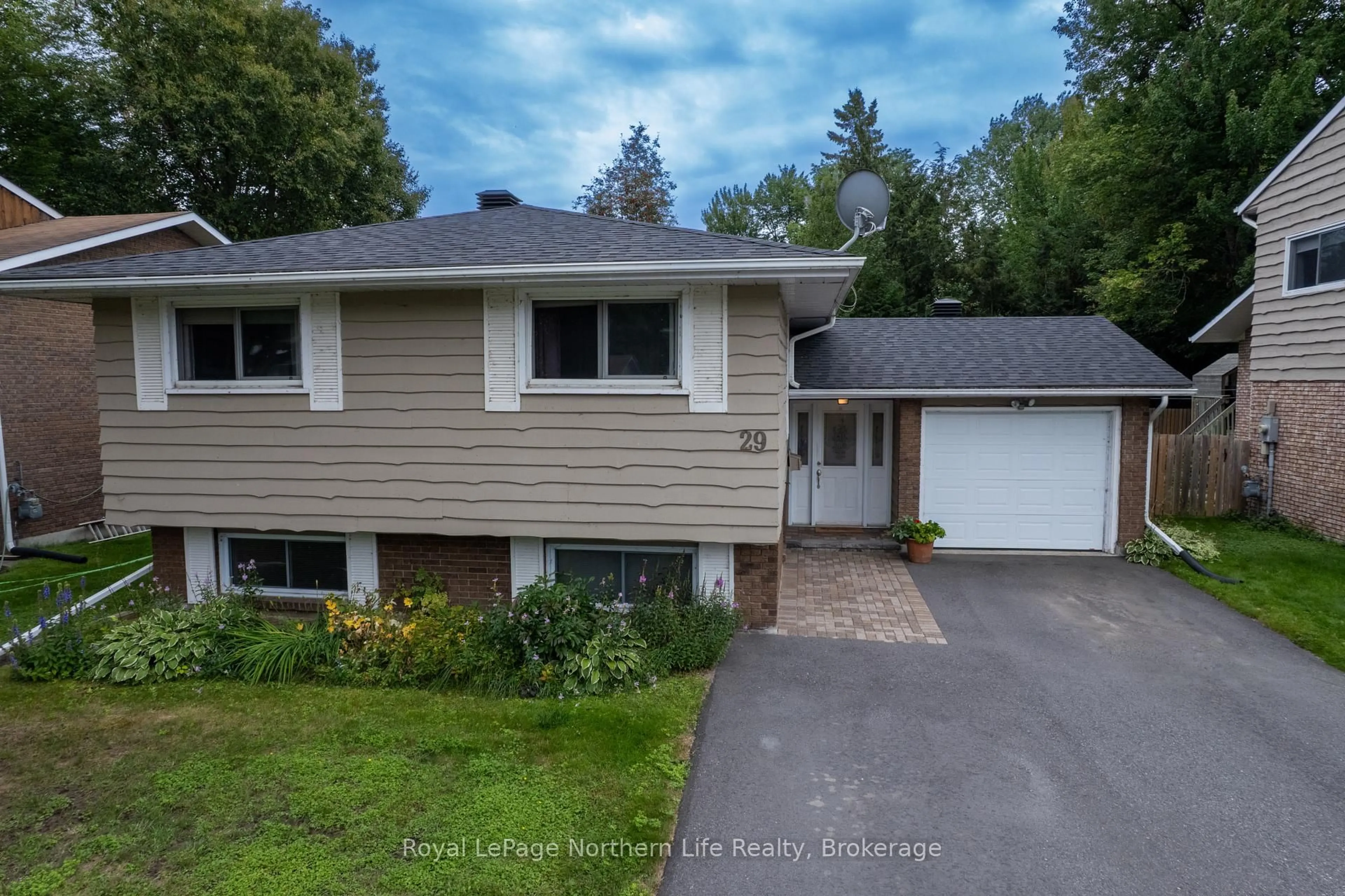 A pic from outside/outdoor area/front of a property/back of a property/a pic from drone, street for 29 Shore Acres Blvd, North Bay Ontario P1A 1B7
