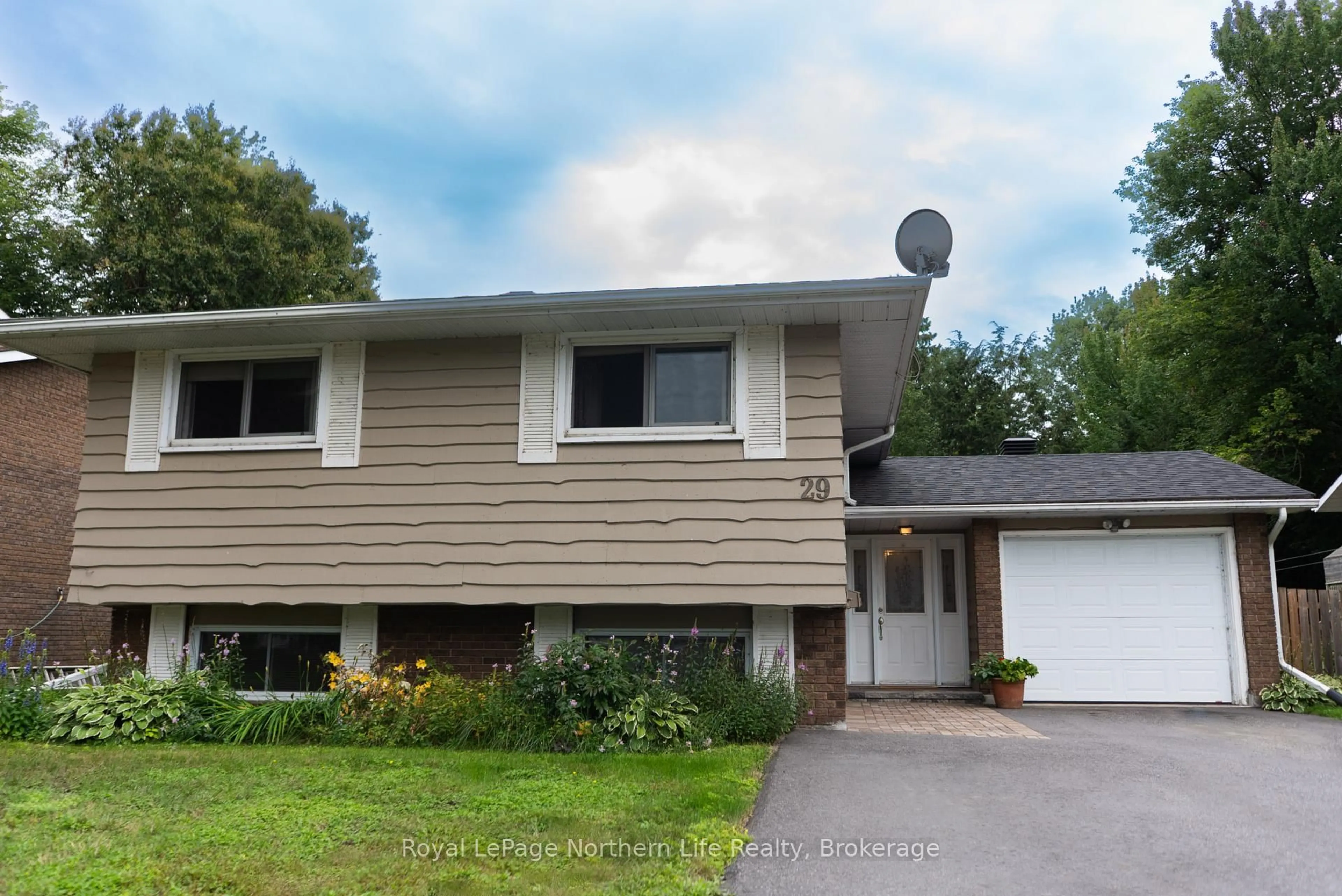 Home with vinyl exterior material, street for 29 Shore Acres Blvd, North Bay Ontario P1A 1B7