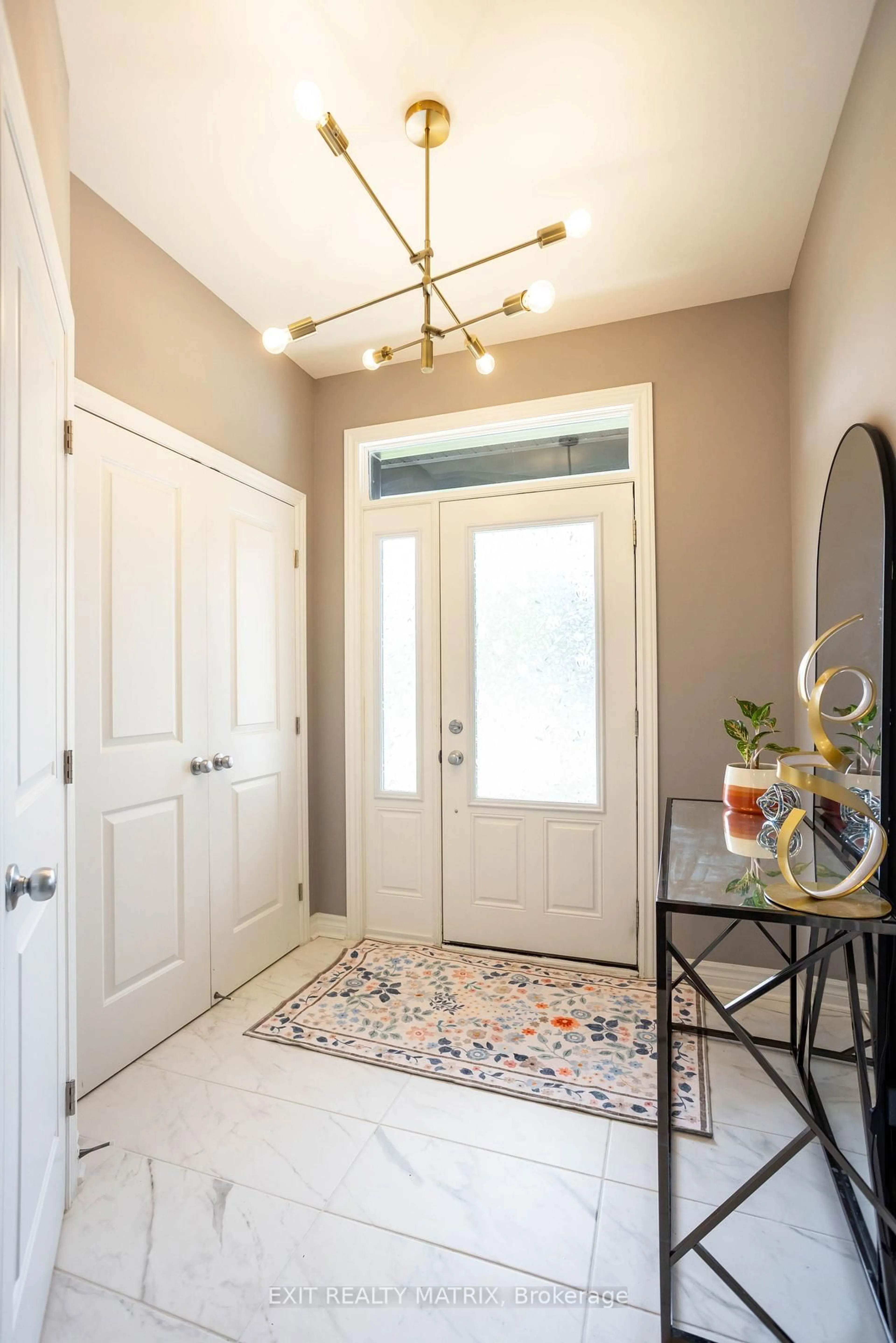 Indoor entryway for 857 Cologne St, Russell Ontario K0A 1W0