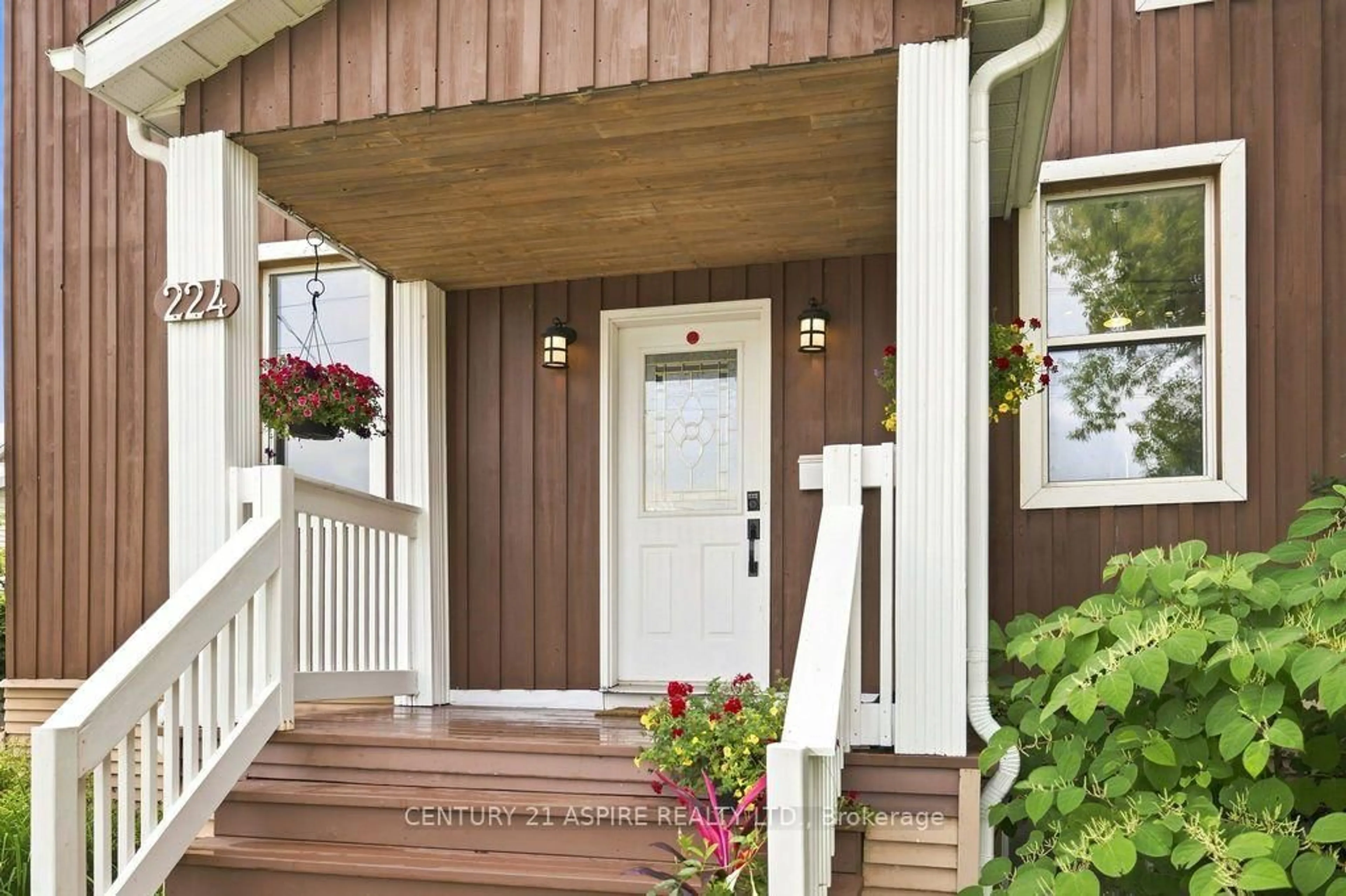 Indoor entryway for 224 Nelson St, Pembroke Ontario K8A 3N2