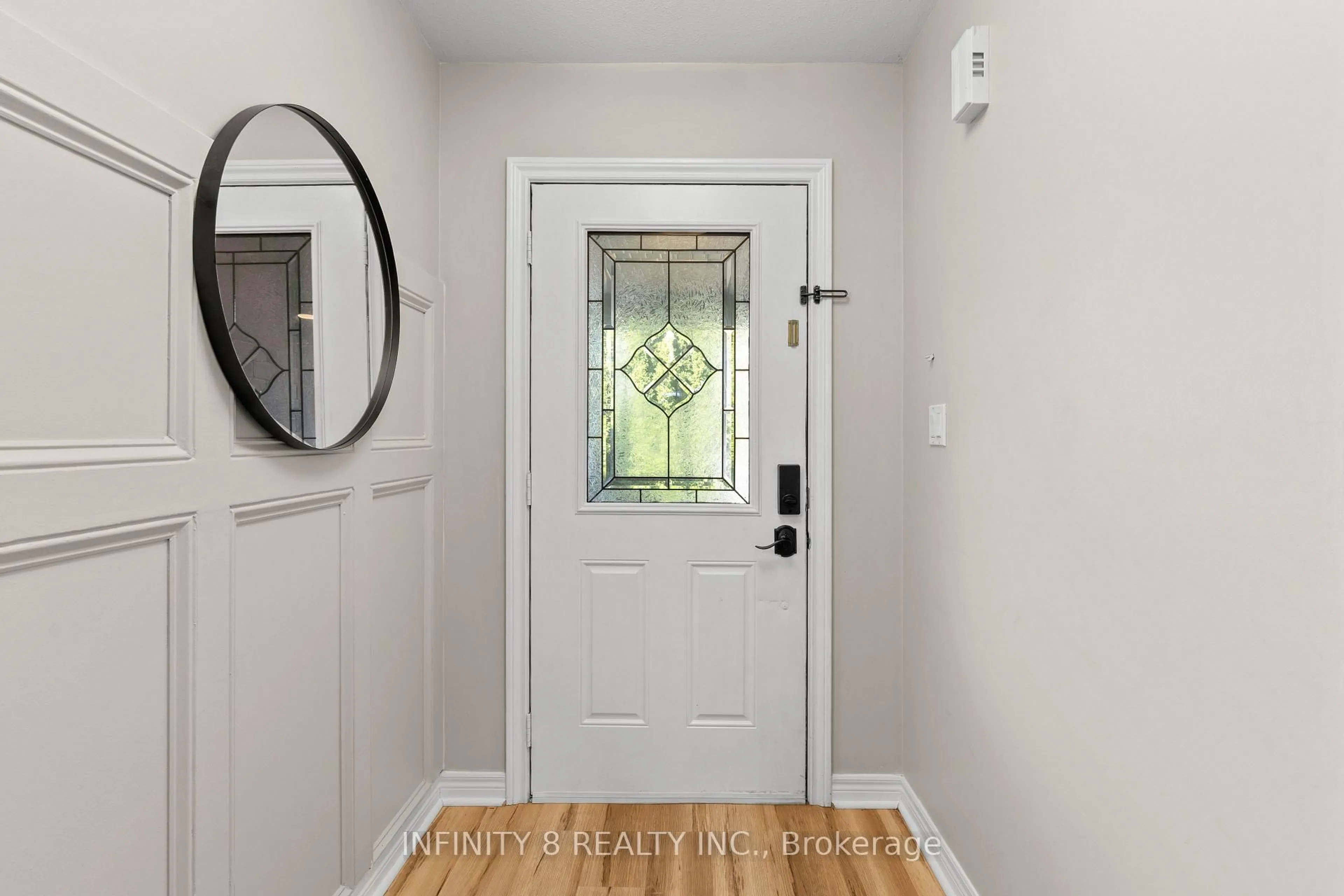 Indoor entryway for 6556 Mary Dr, Niagara Falls Ontario L2H 0B5