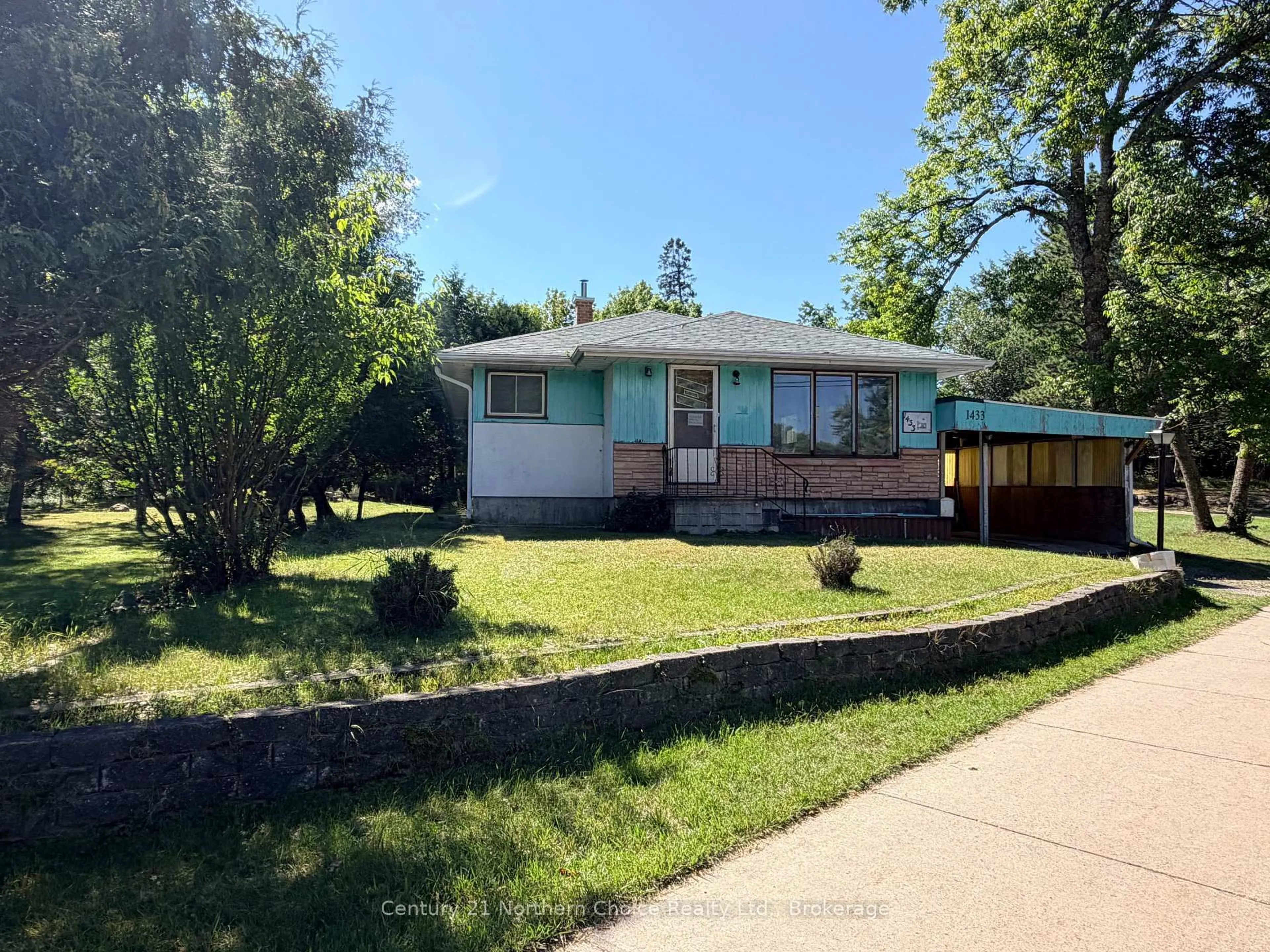A pic from outside/outdoor area/front of a property/back of a property/a pic from drone, street for 1433 Pine Portage Rd, Kenora Ontario P9N 2K1