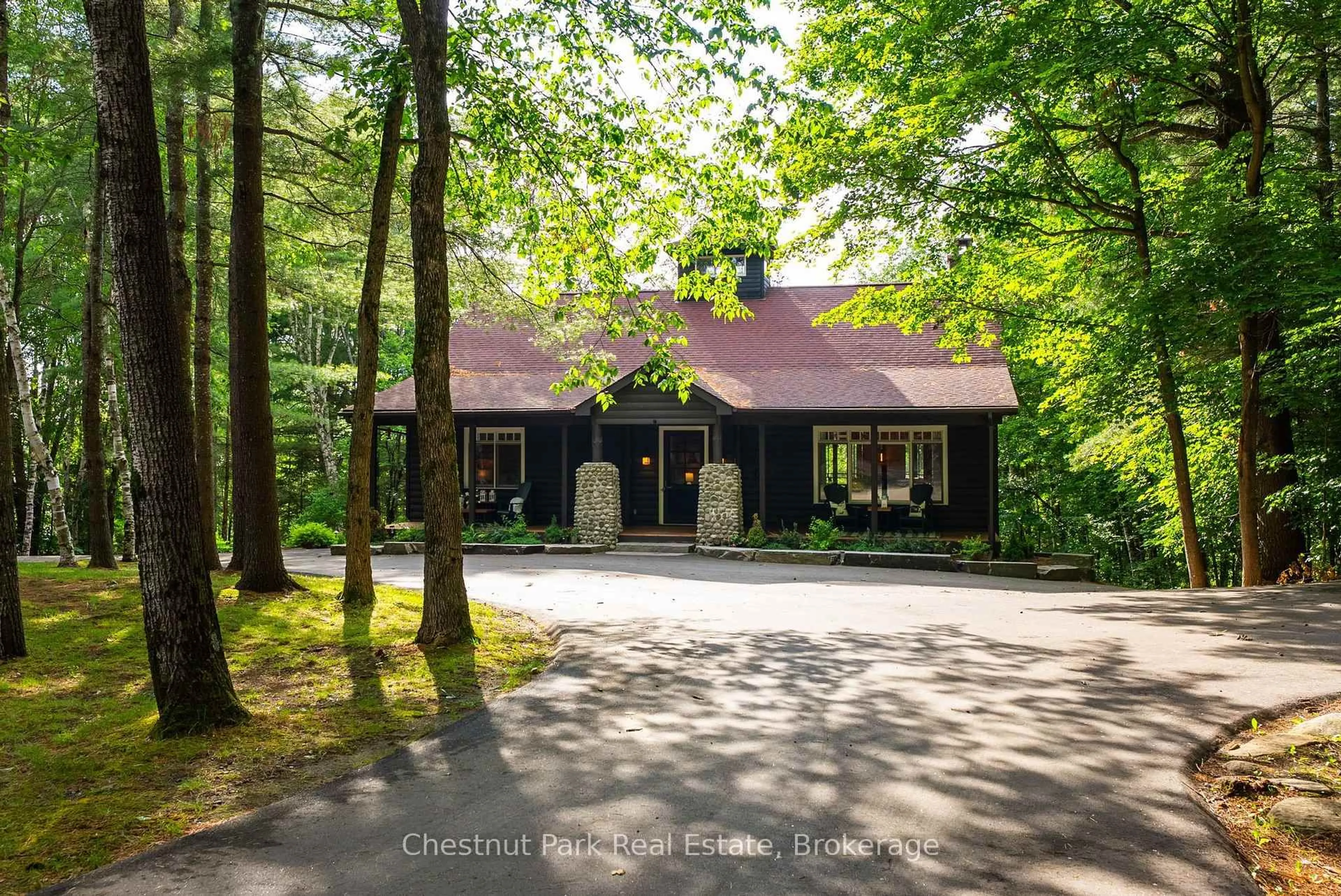 A pic from outside/outdoor area/front of a property/back of a property/a pic from drone, street for 90 Swallowdale Rd, Huntsville Ontario P1H 0A5