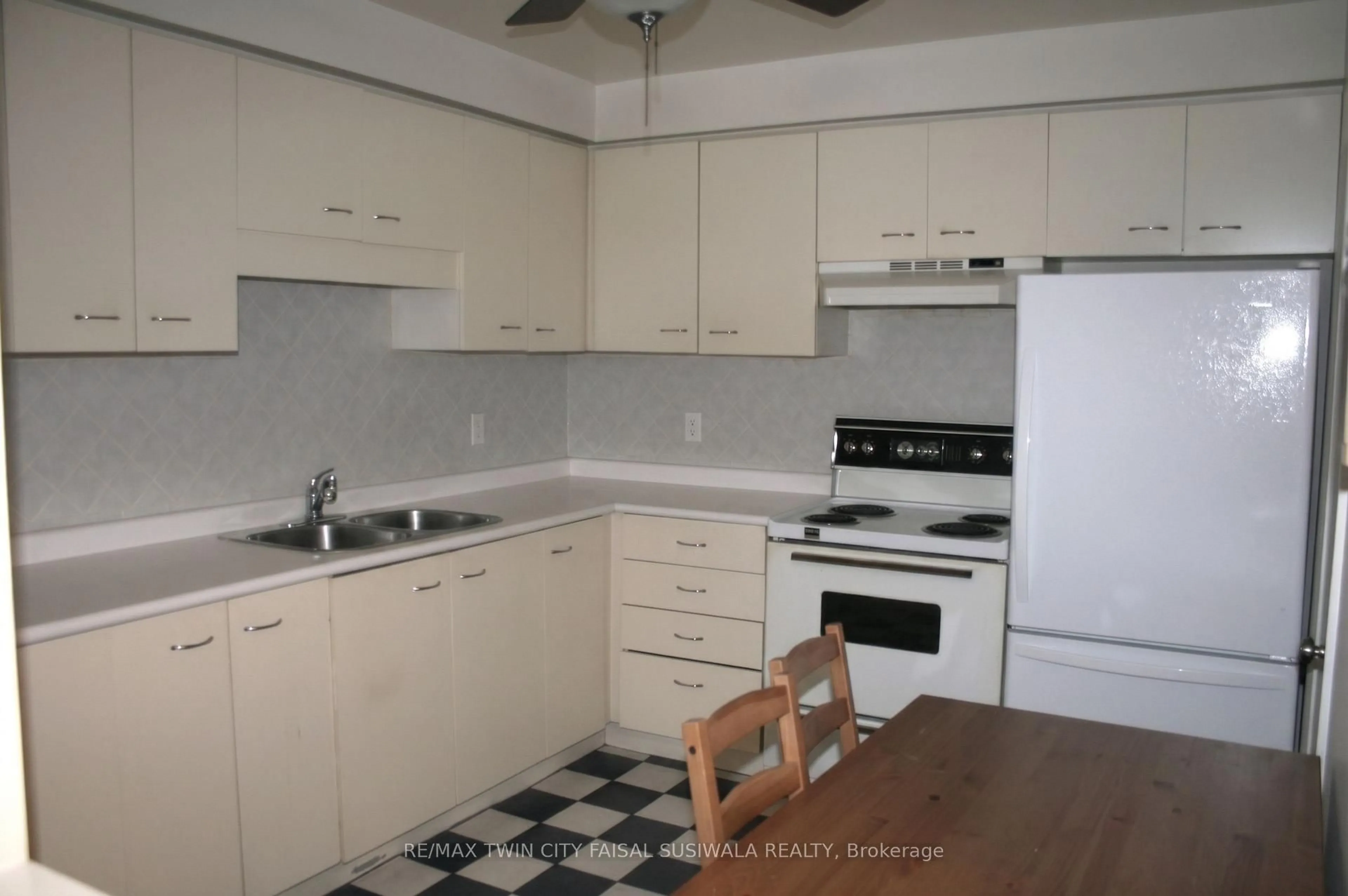 Standard kitchen, unknown for 565 Greenfield Ave #312, Kitchener Ontario N2C 2P3