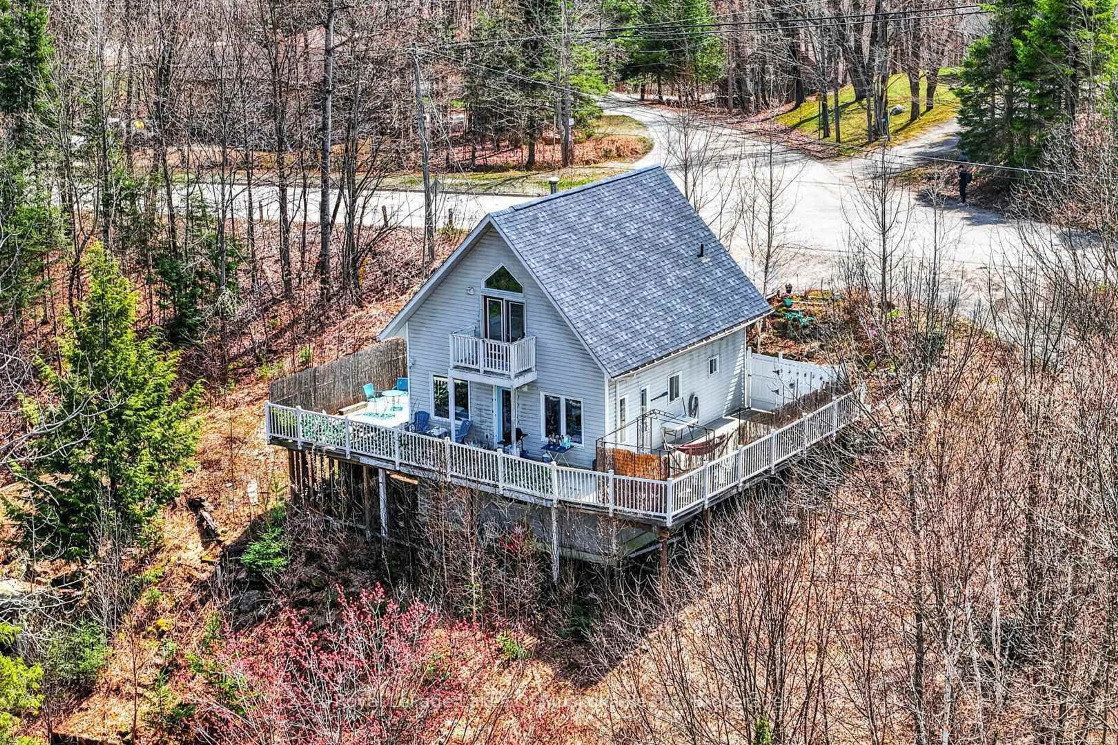 A pic from outside/outdoor area/front of a property/back of a property/a pic from drone, water/lake/river/ocean view for 1616 Skyline Dr, Huntsville Ontario P1H 1A5