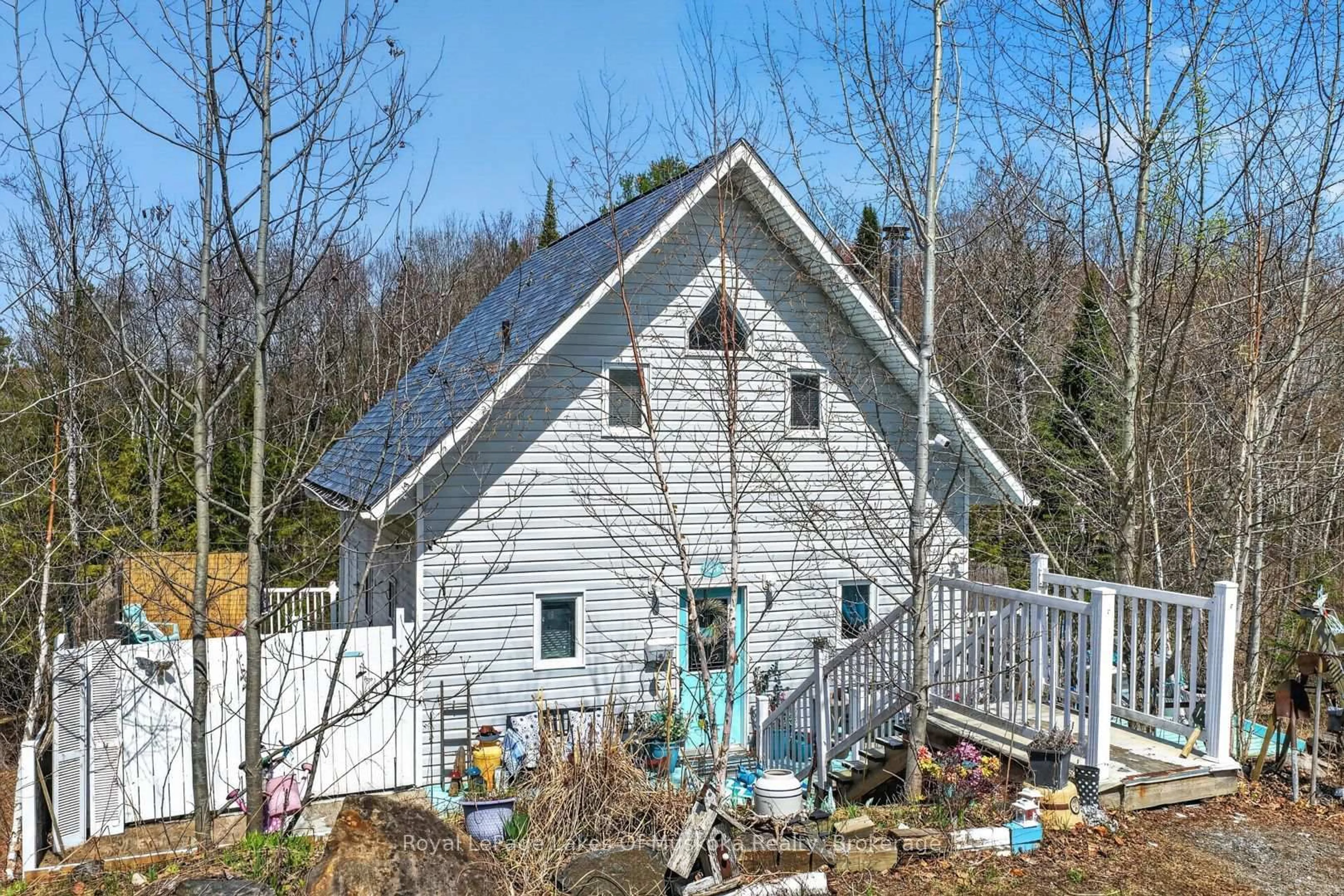 A pic from outside/outdoor area/front of a property/back of a property/a pic from drone, building for 1616 Skyline Dr, Huntsville Ontario P1H 1A5