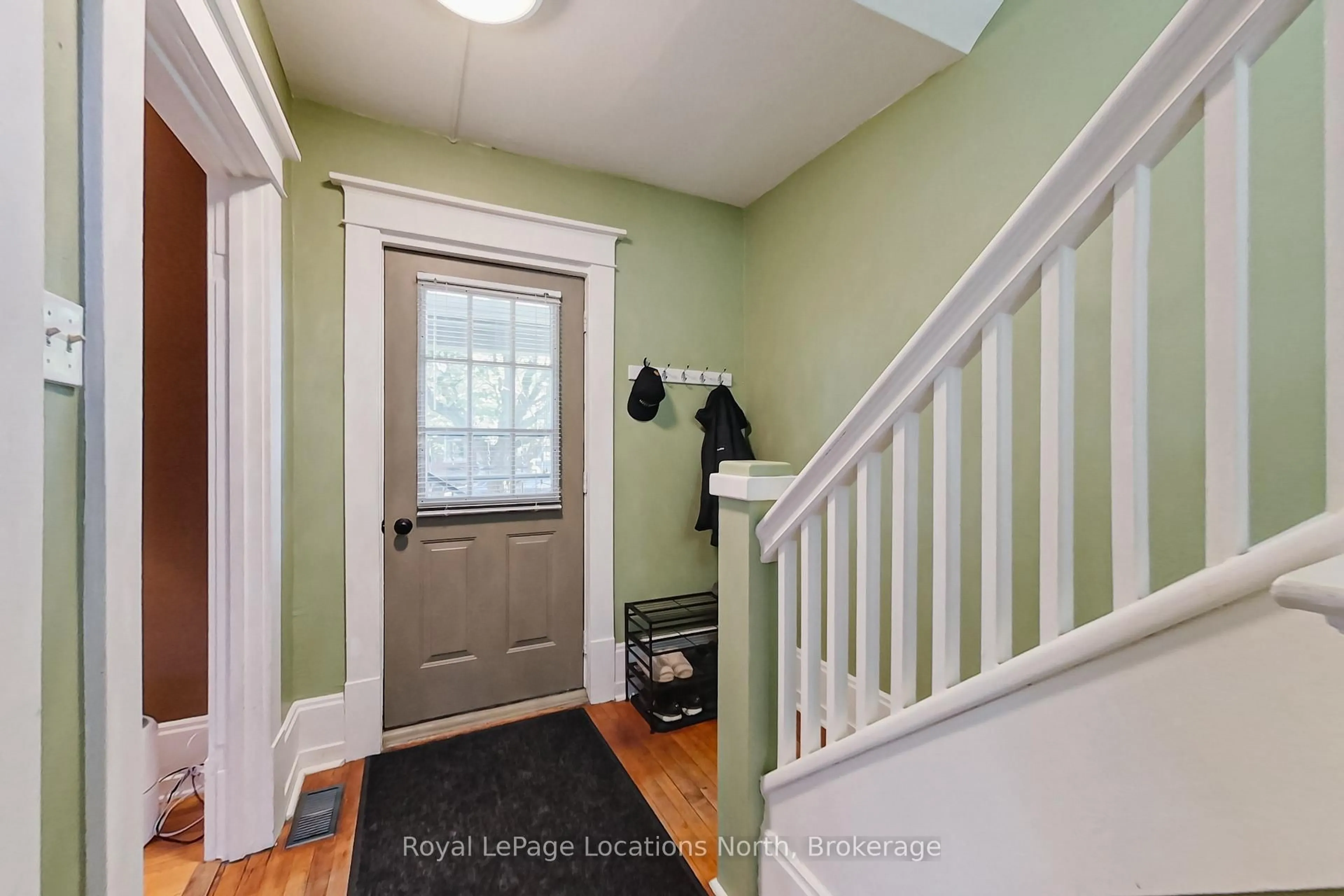Indoor entryway for 27 Edwin St, Meaford Ontario N4L 1C4