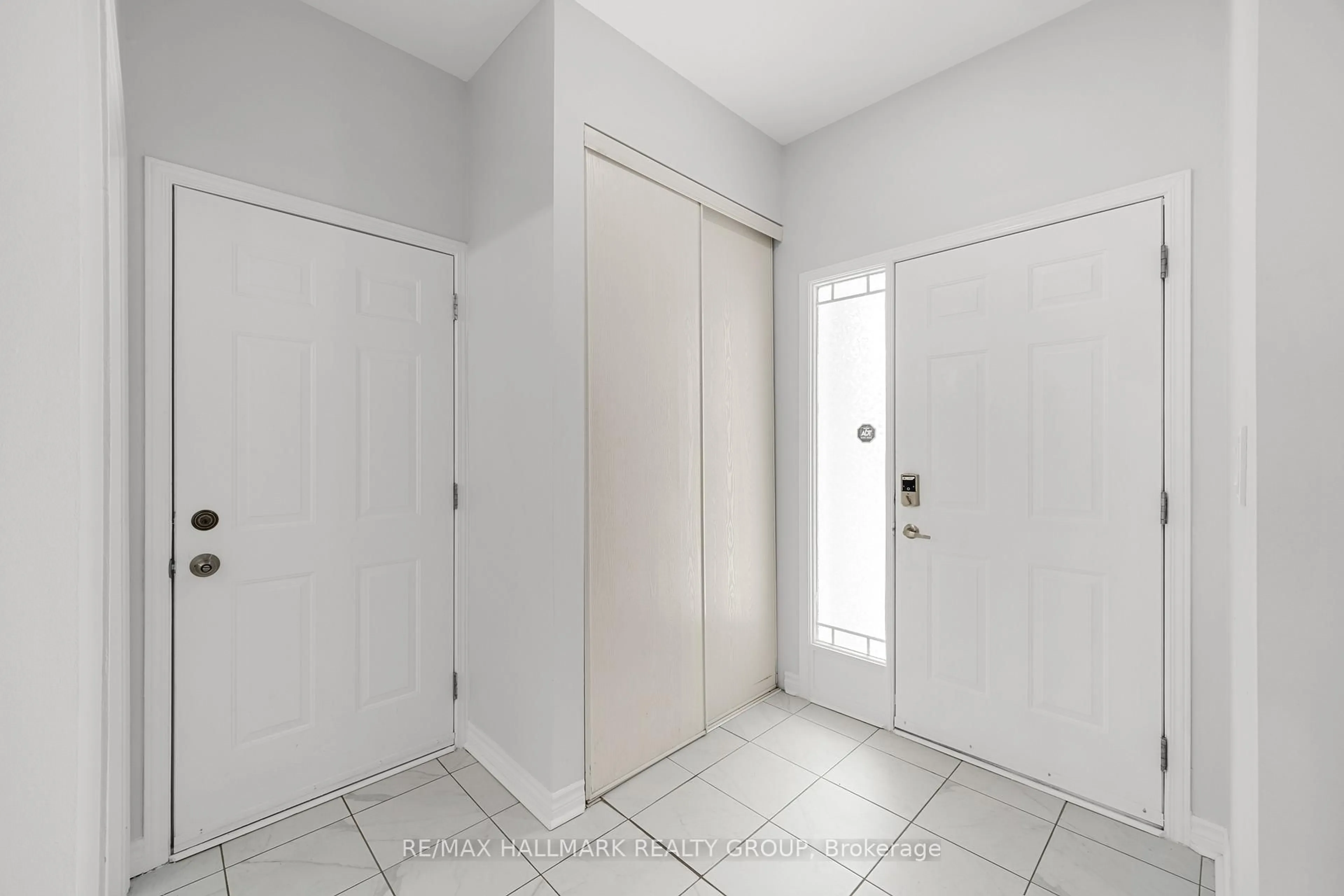 Indoor entryway for 1146 Halton Terr, Ottawa Ontario K2W 1G9