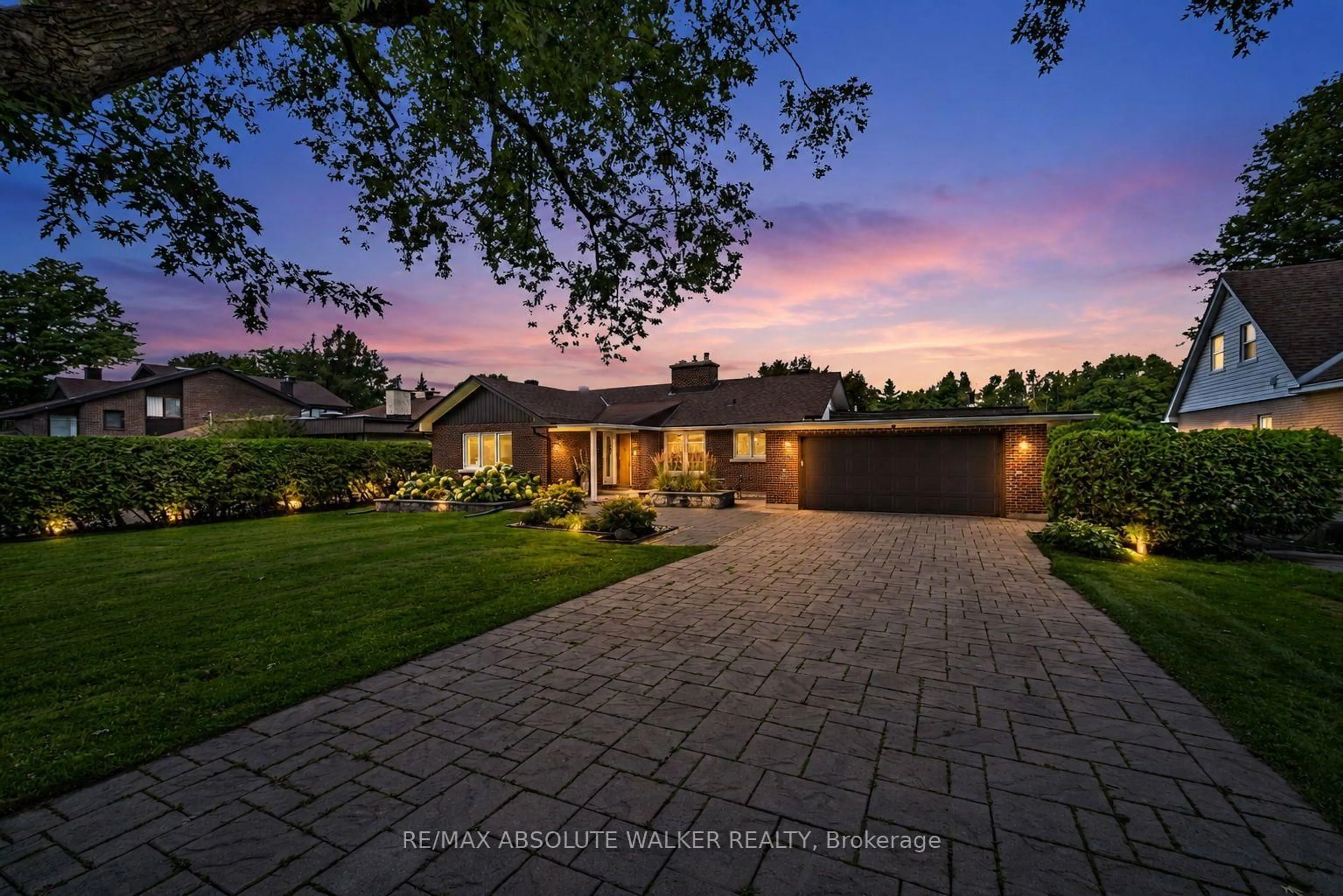 A pic from outside/outdoor area/front of a property/back of a property/a pic from drone, street for 3657 Revelstoke Dr, Ottawa Ontario K1V 7C2