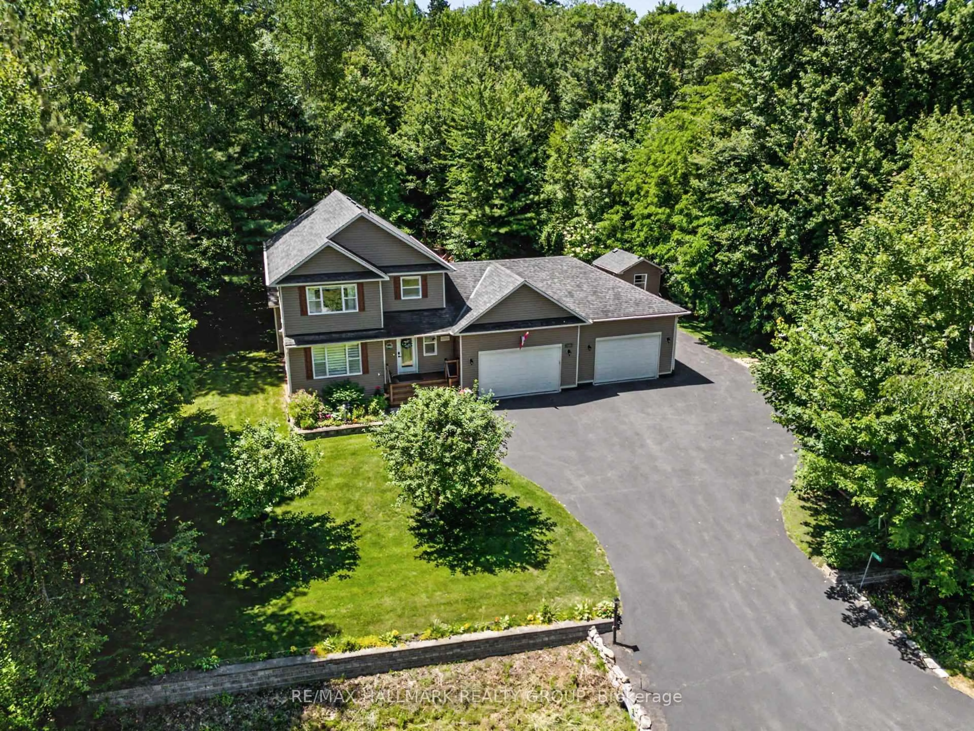 A pic from outside/outdoor area/front of a property/back of a property/a pic from drone, street for 184 Charmont Way, Ottawa Ontario K0A 3M0
