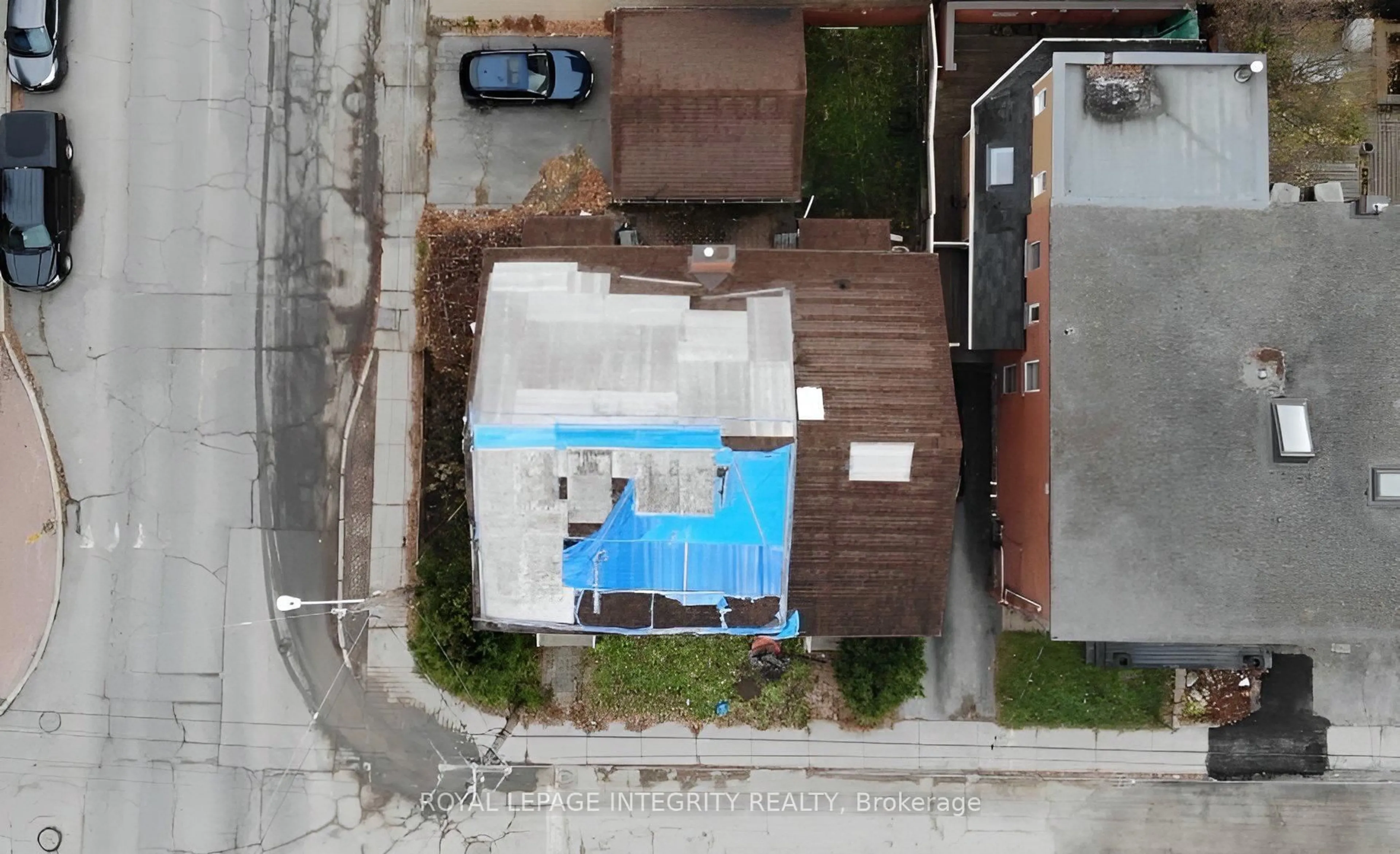 A pic from outside/outdoor area/front of a property/back of a property/a pic from drone, street for 24-26 Concord St, Ottawa Ontario K1S 0Y2
