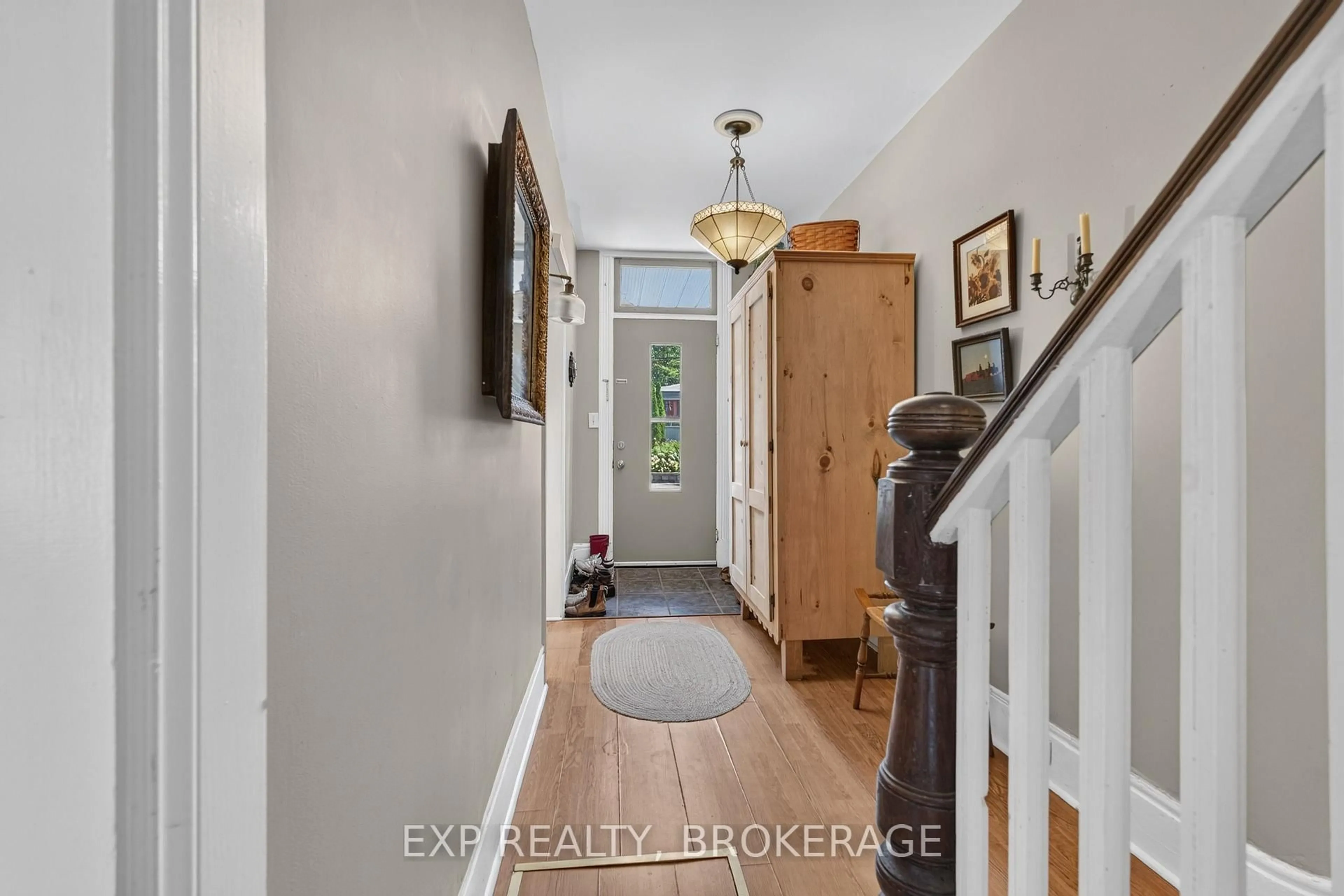 Indoor entryway for 70 LIVINGSTON Ave, Kingston Ontario K7L 4L4
