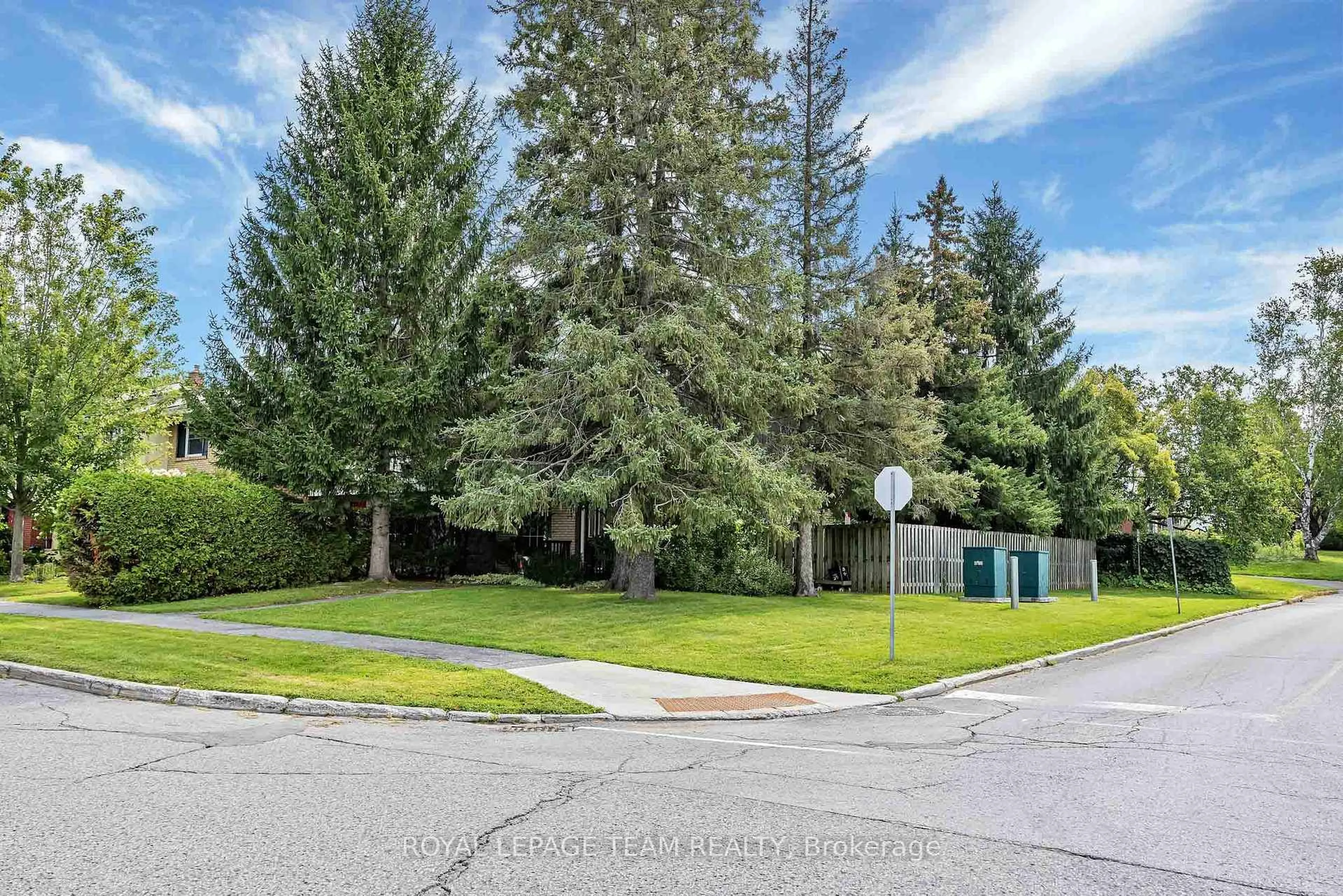 A pic from outside/outdoor area/front of a property/back of a property/a pic from drone, unknown for 28 Monterey Dr, Ottawa Ontario K2H 7A6