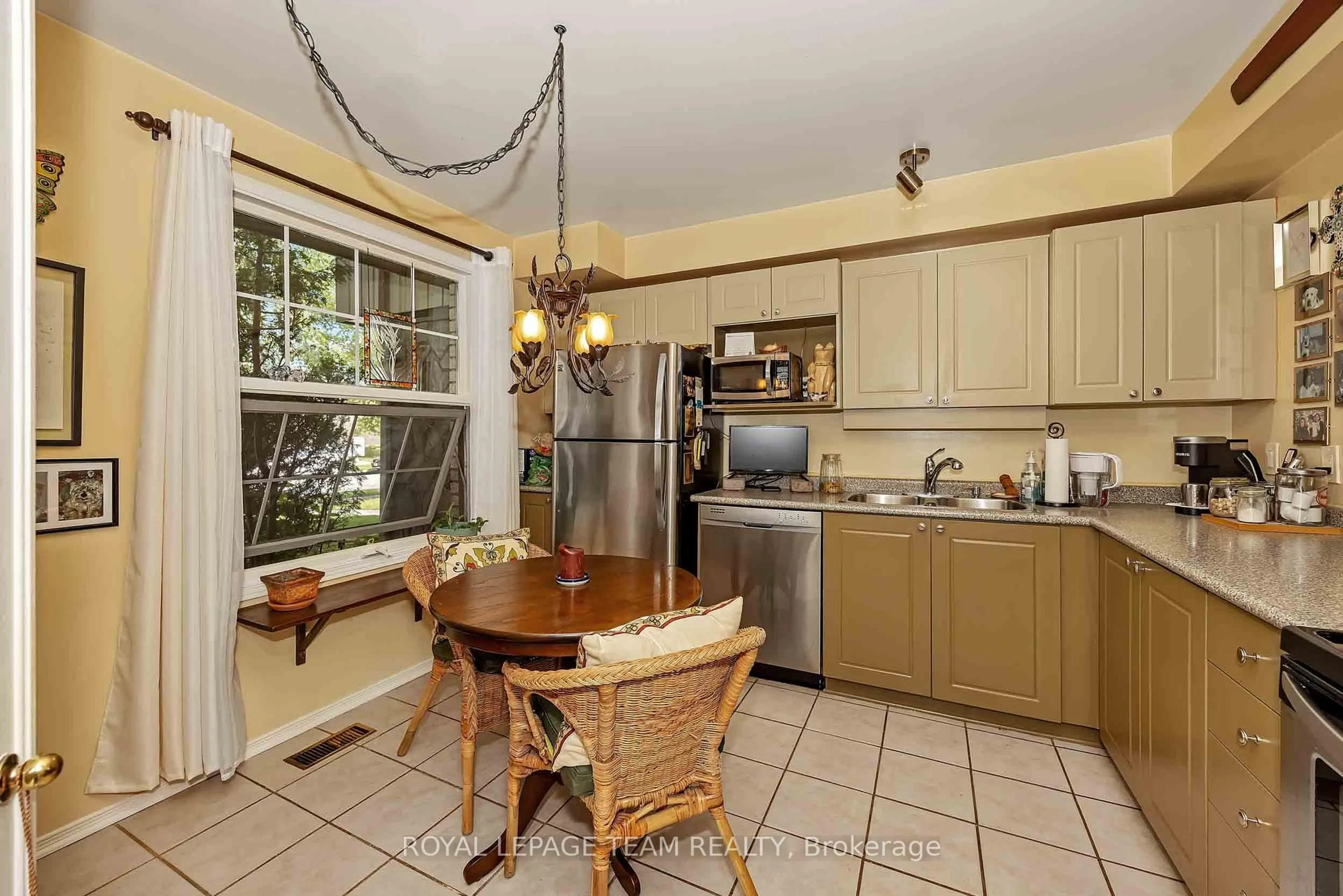 Standard kitchen, ceramic/tile floor for 28 Monterey Dr, Ottawa Ontario K2H 7A6