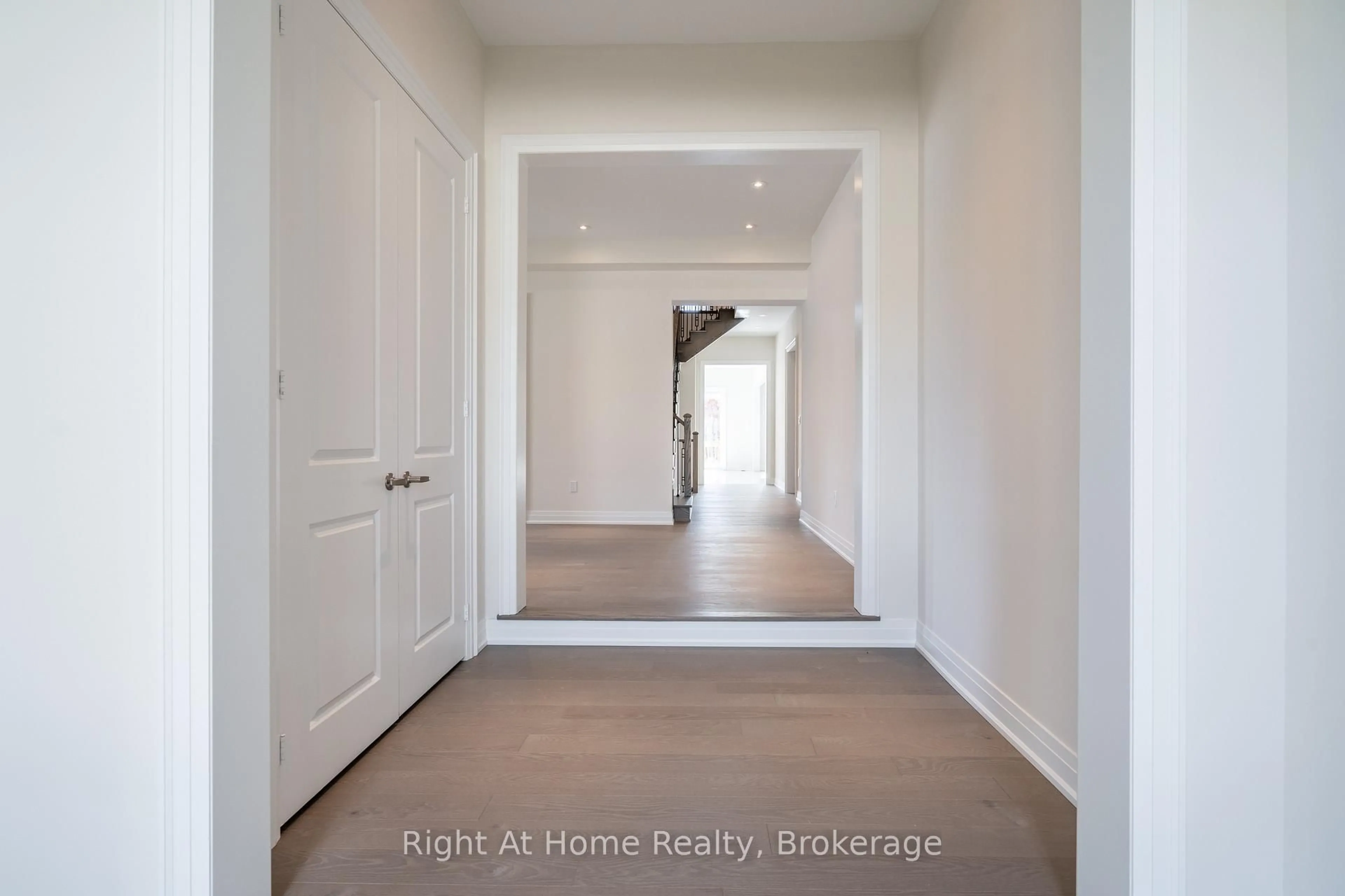 Indoor entryway for 94 Smokey Hollow Pl, Hamilton Ontario L0R 2H1