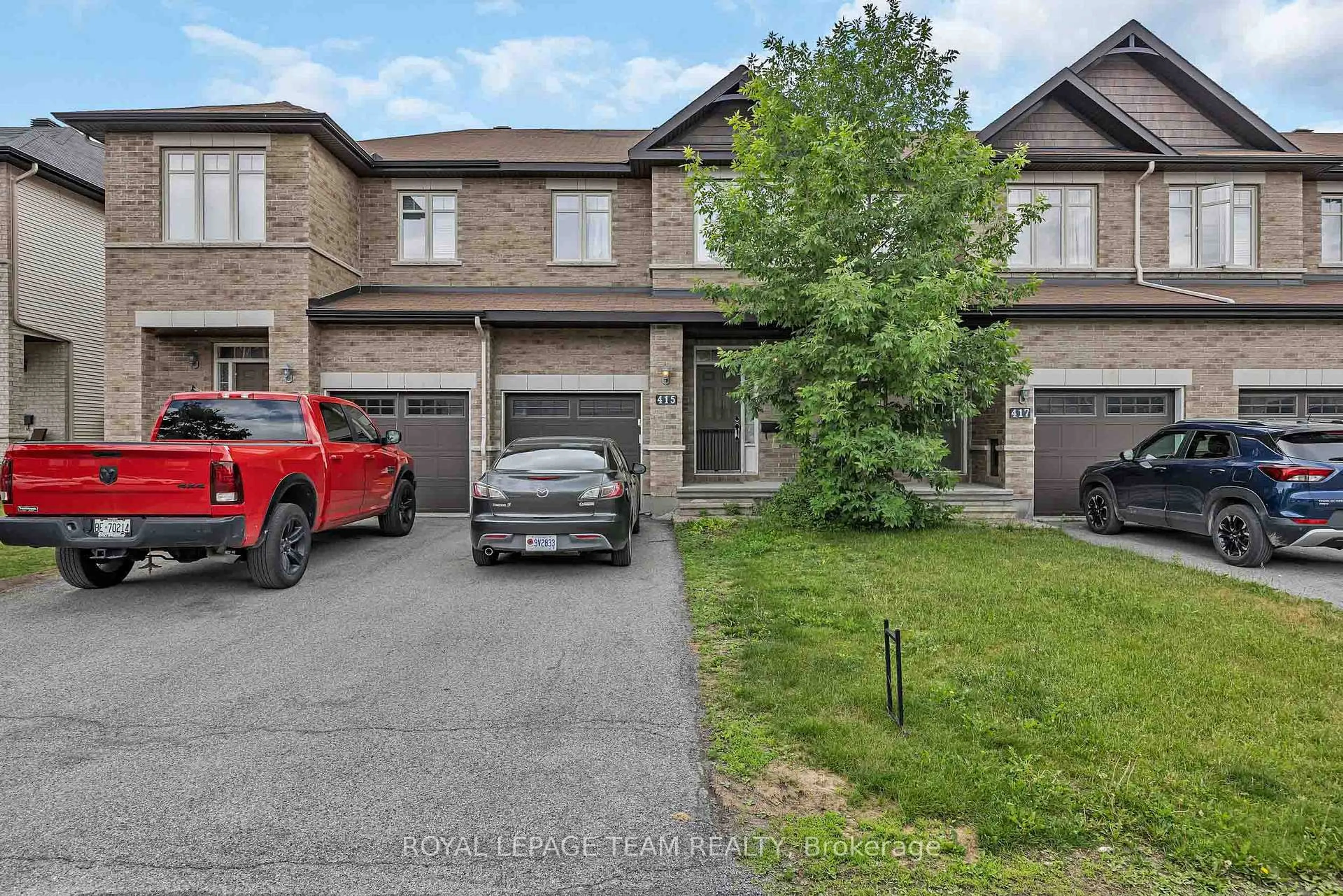 A pic from outside/outdoor area/front of a property/back of a property/a pic from drone, street for 415 Arncliffe Ave, Ottawa Ontario K2W 0B6