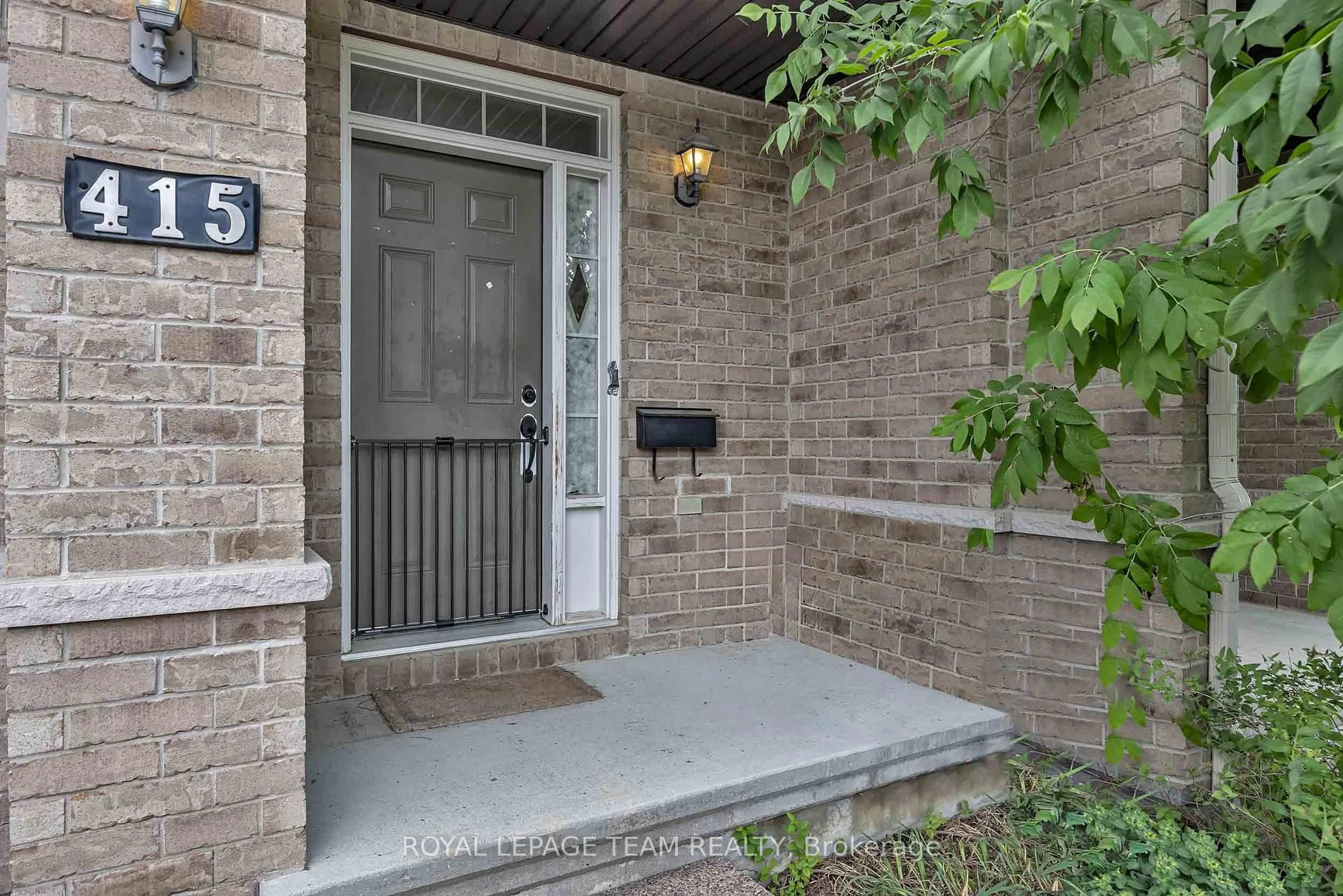 Indoor entryway for 415 Arncliffe Ave, Ottawa Ontario K2W 0B6