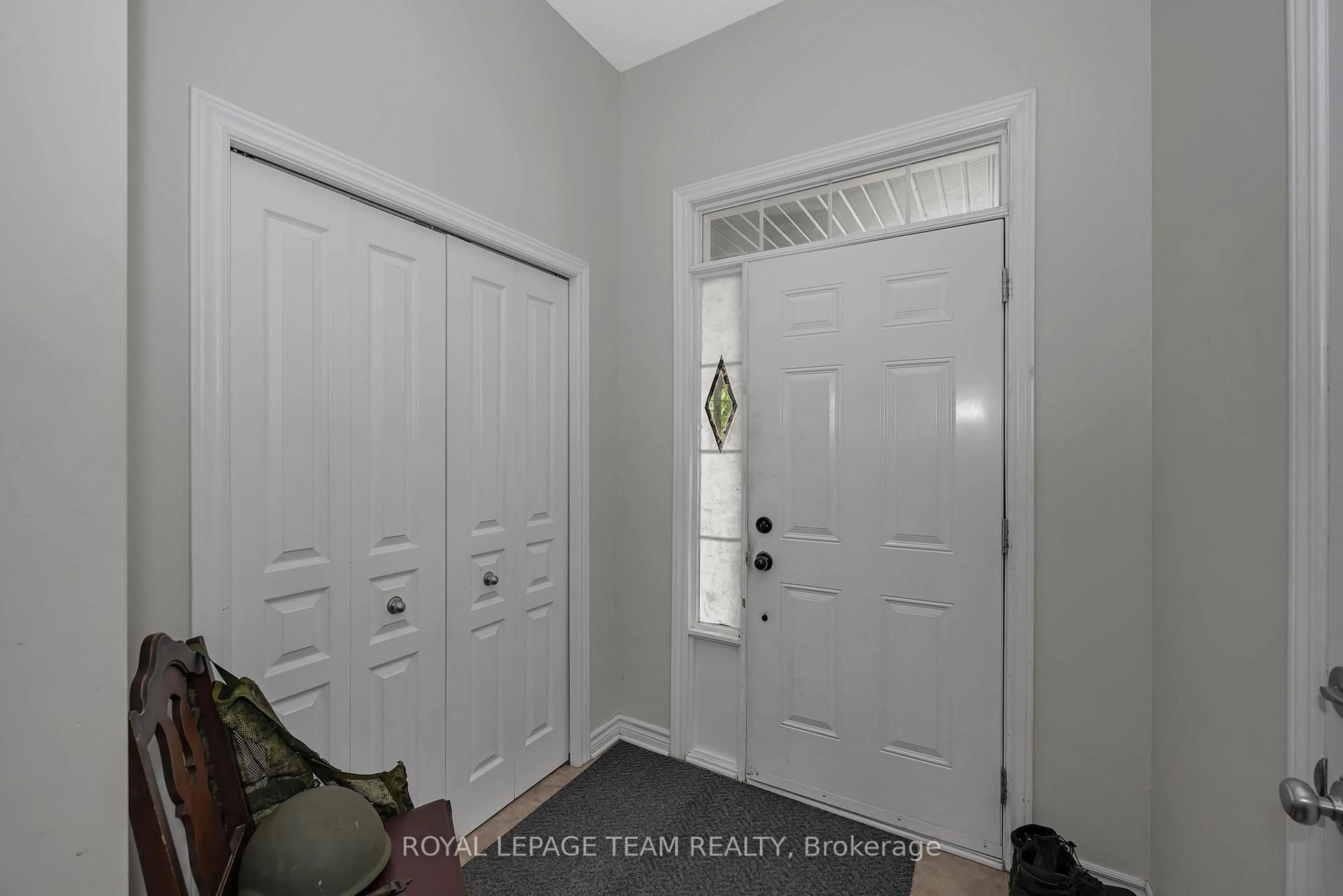 Indoor entryway for 415 Arncliffe Ave, Ottawa Ontario K2W 0B6
