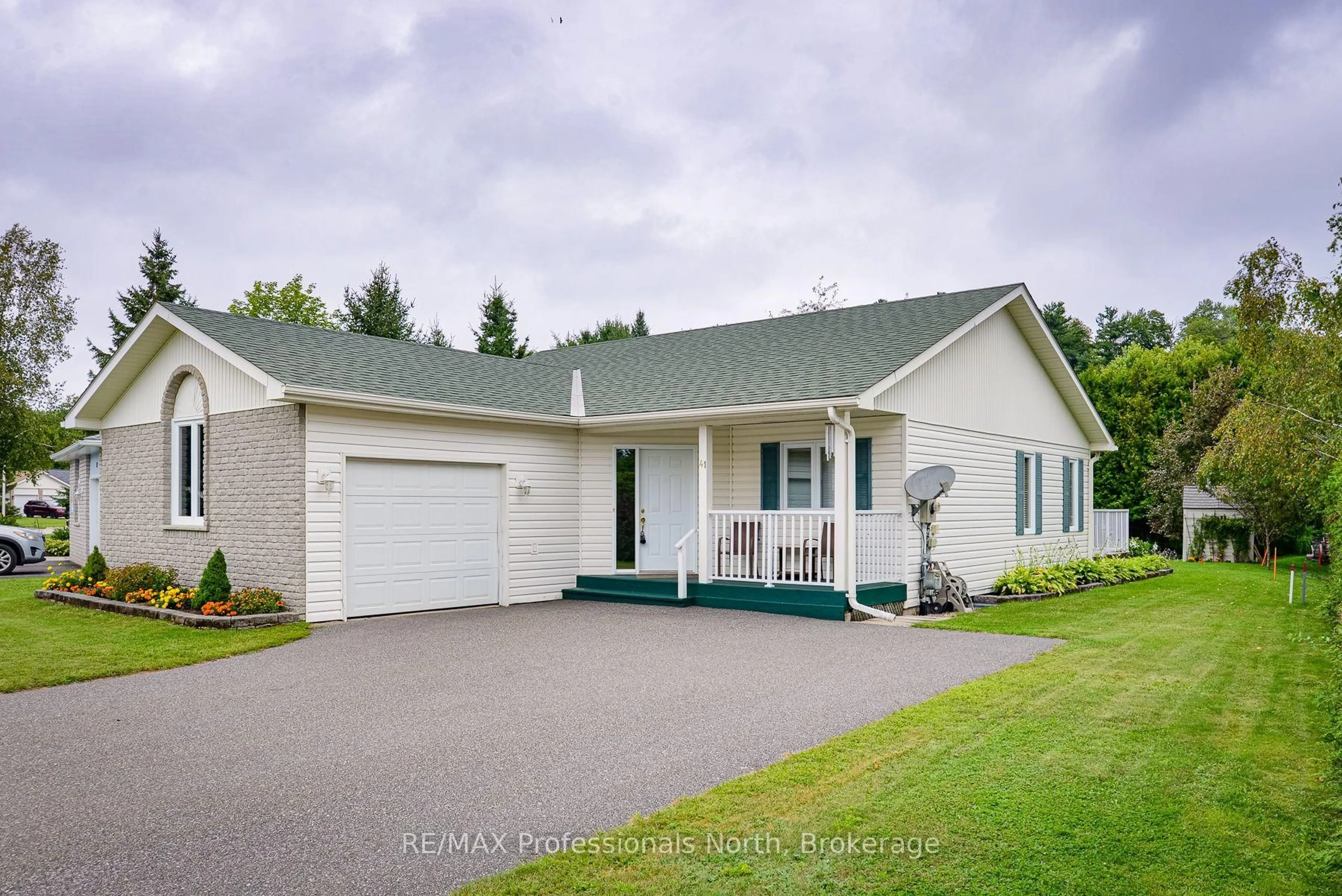 Home with vinyl exterior material, street for 41 Killdeer Cres, Bracebridge Ontario P1L 1Z2
