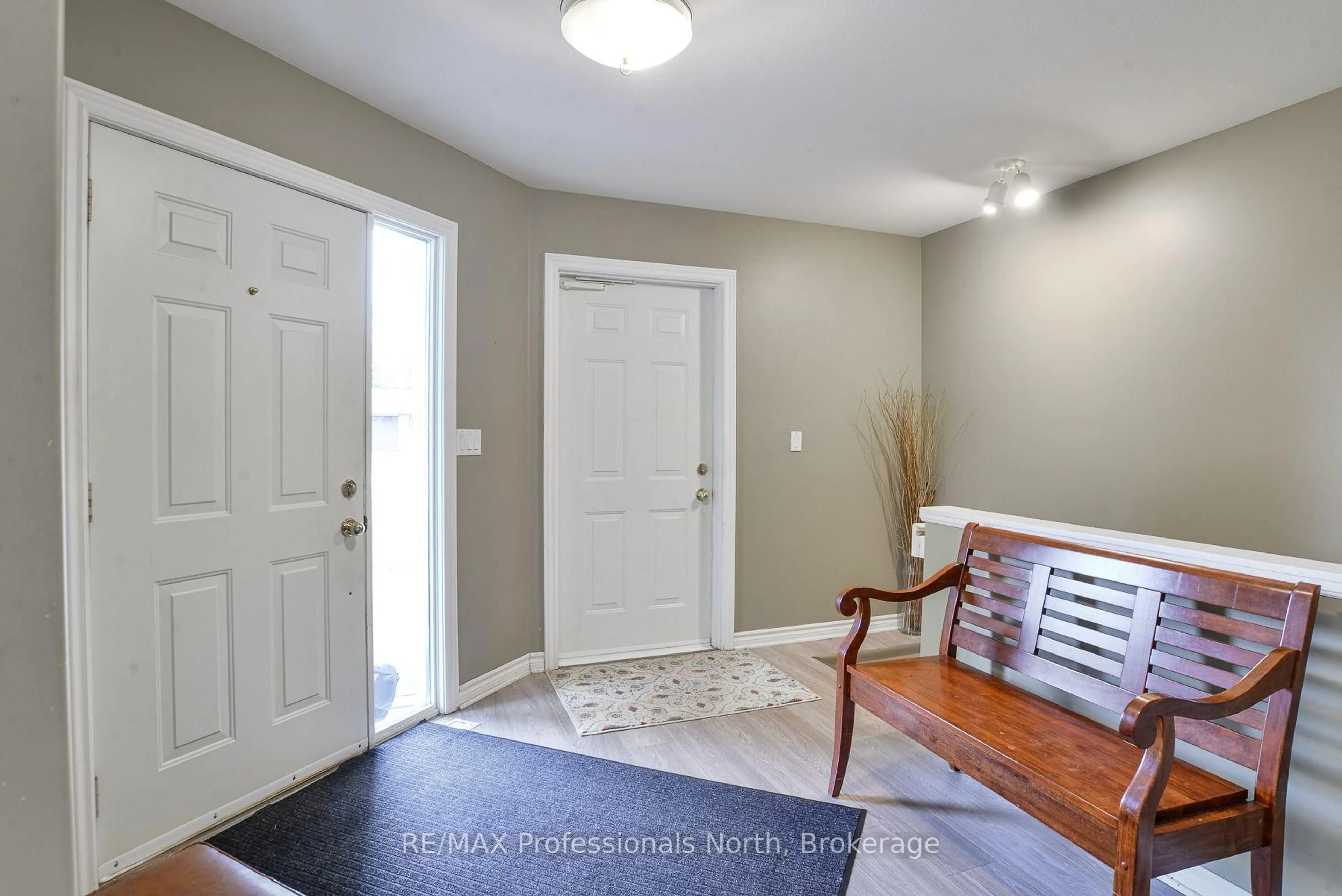Indoor entryway for 41 Killdeer Cres, Bracebridge Ontario P1L 1Z2